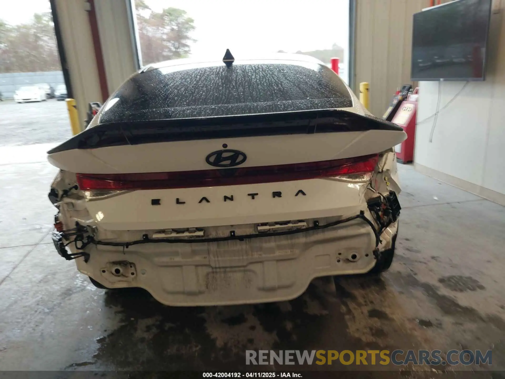 16 Photograph of a damaged car 5NPLS4AG9NH055048 HYUNDAI ELANTRA 2022