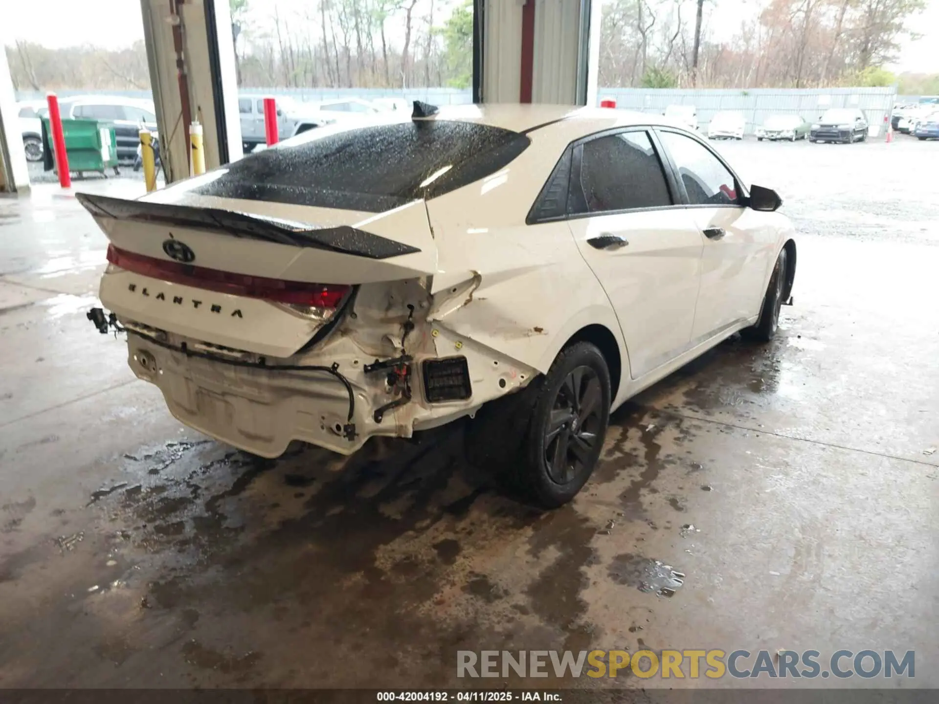 4 Photograph of a damaged car 5NPLS4AG9NH055048 HYUNDAI ELANTRA 2022