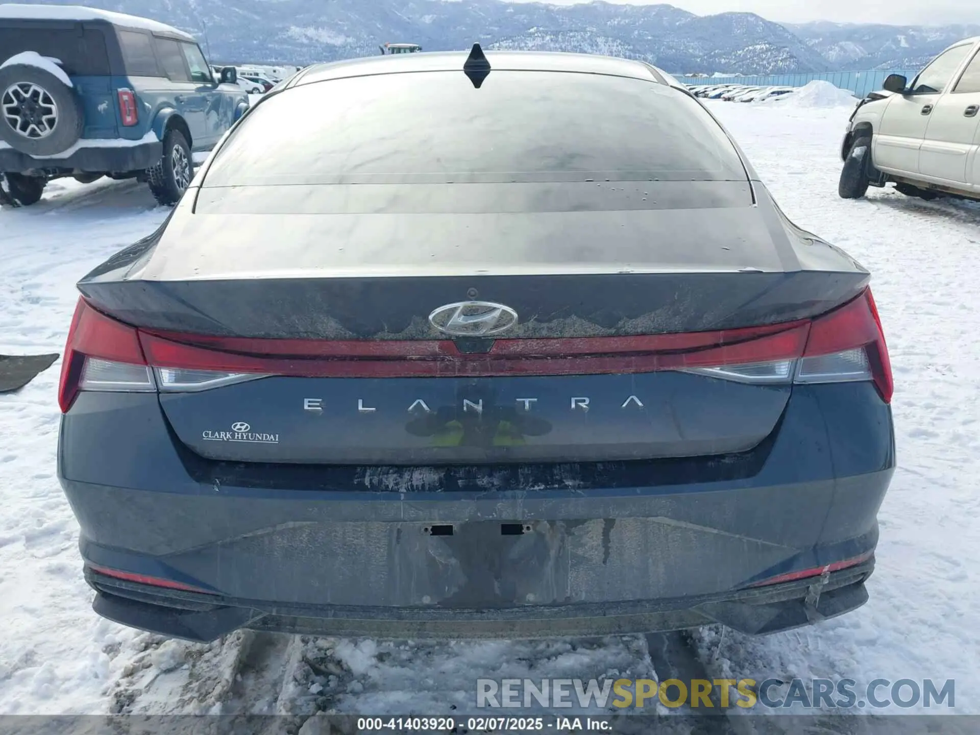 16 Photograph of a damaged car 5NPLS4AG9NH056524 HYUNDAI ELANTRA 2022