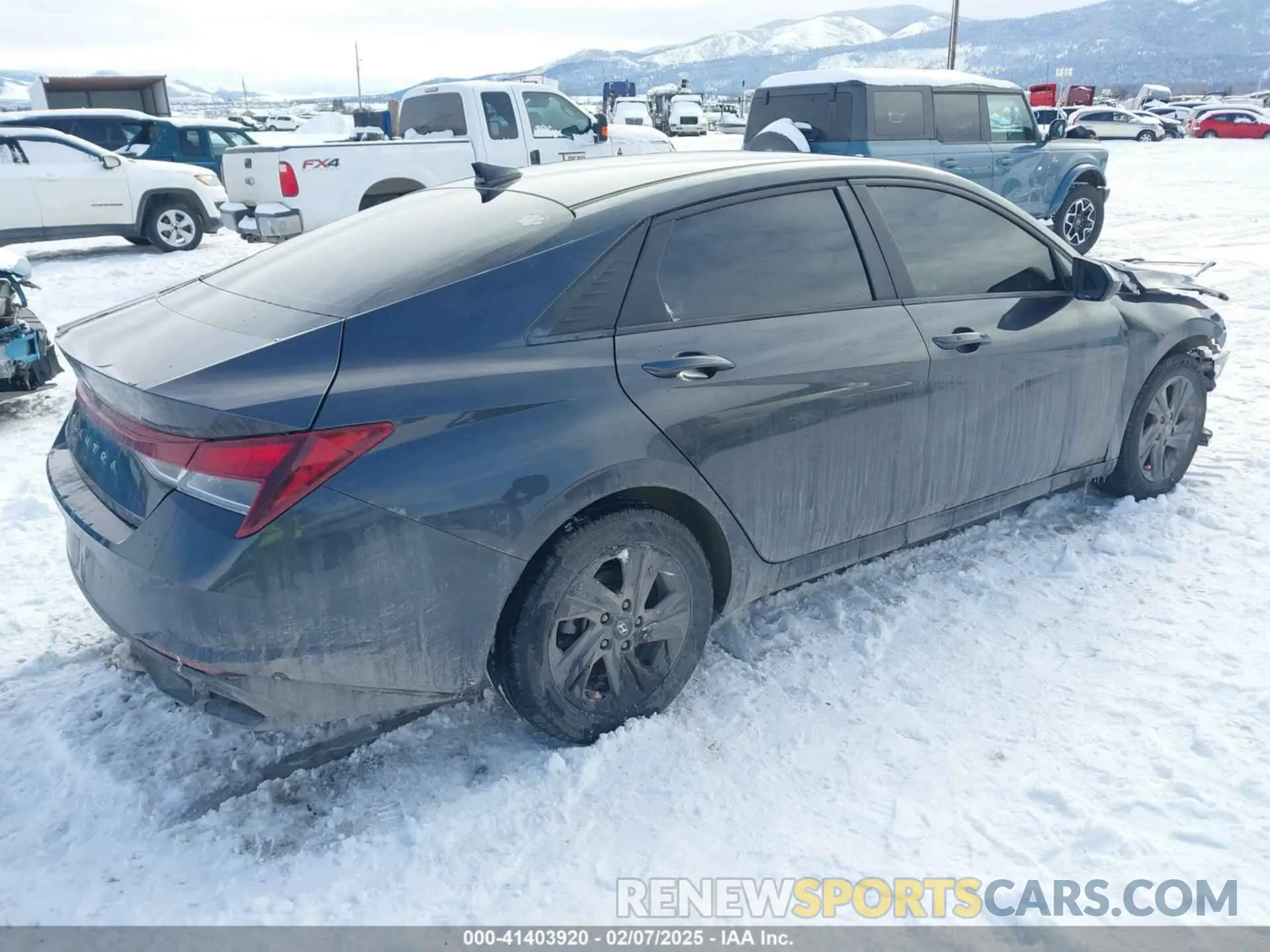 4 Photograph of a damaged car 5NPLS4AG9NH056524 HYUNDAI ELANTRA 2022