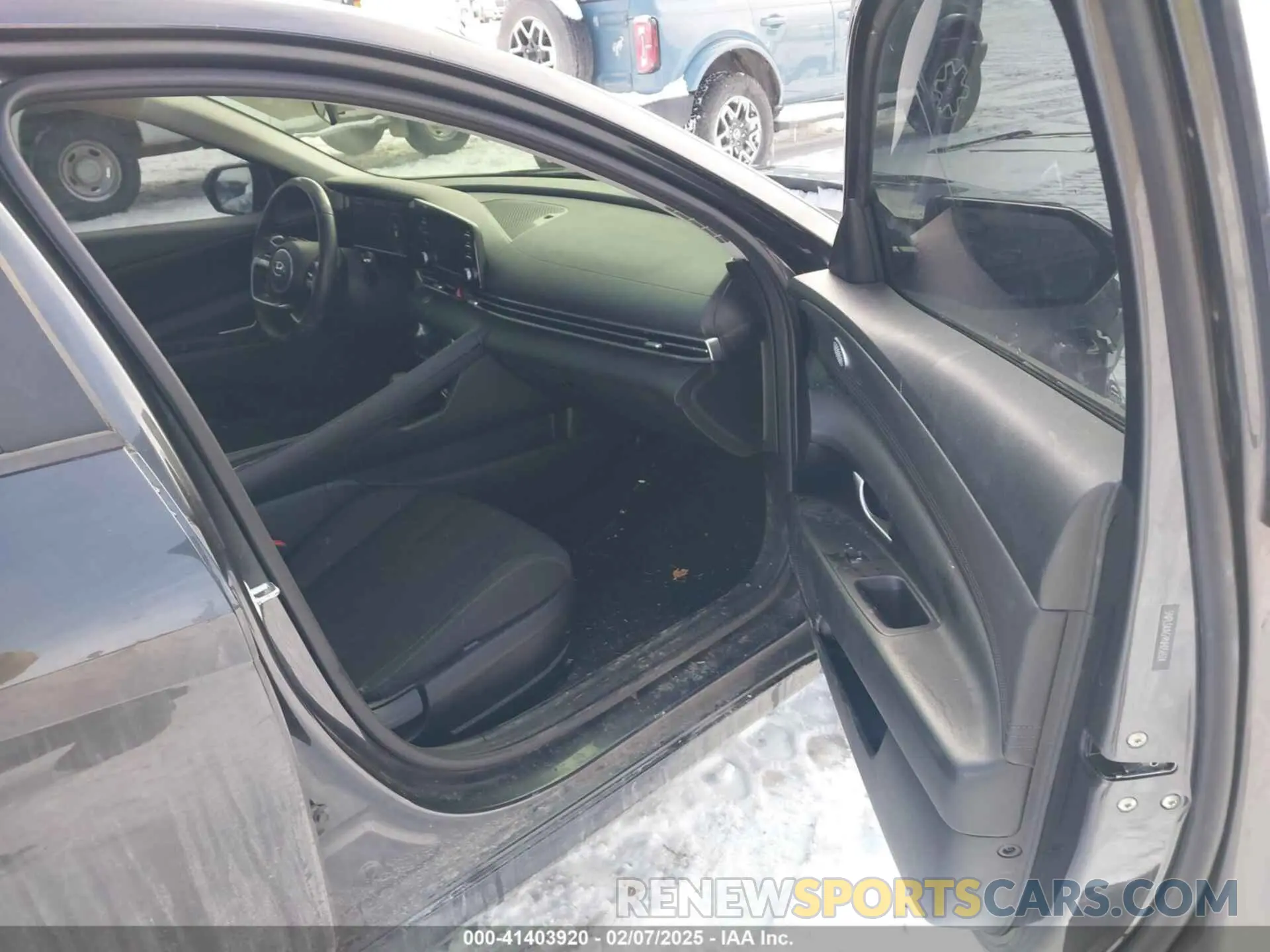 5 Photograph of a damaged car 5NPLS4AG9NH056524 HYUNDAI ELANTRA 2022
