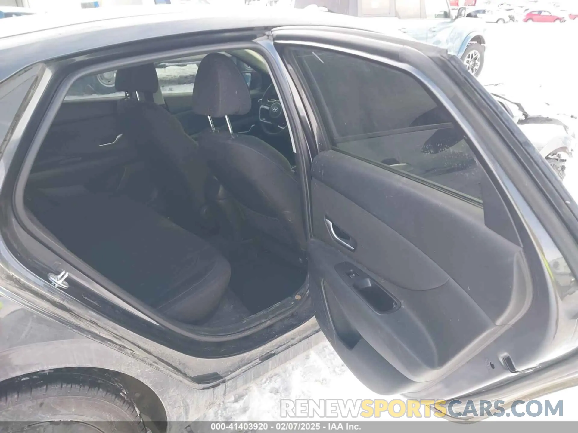 8 Photograph of a damaged car 5NPLS4AG9NH056524 HYUNDAI ELANTRA 2022