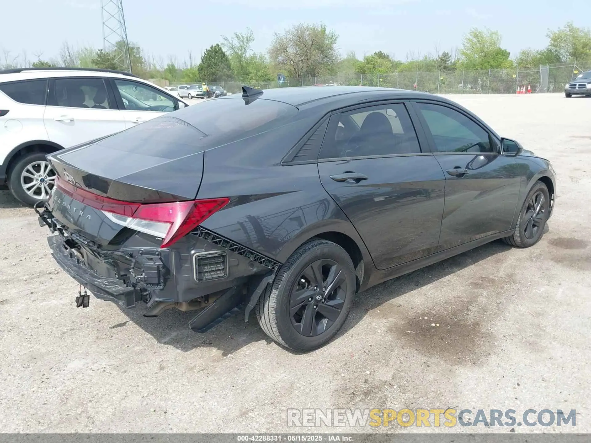 4 Photograph of a damaged car 5NPLS4AG9NH072089 HYUNDAI ELANTRA 2022
