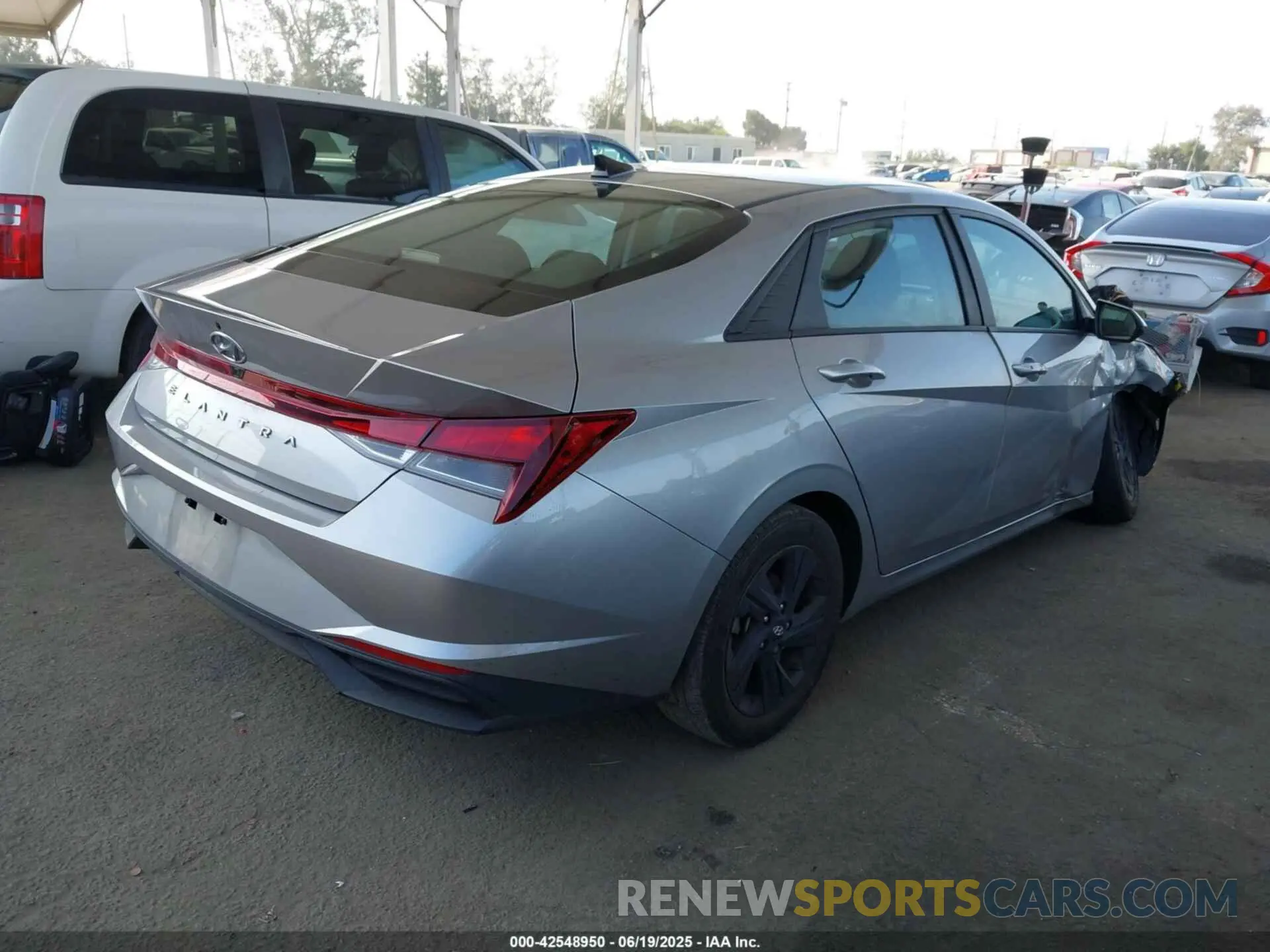 4 Photograph of a damaged car 5NPLS4AG9NH078247 HYUNDAI ELANTRA 2022