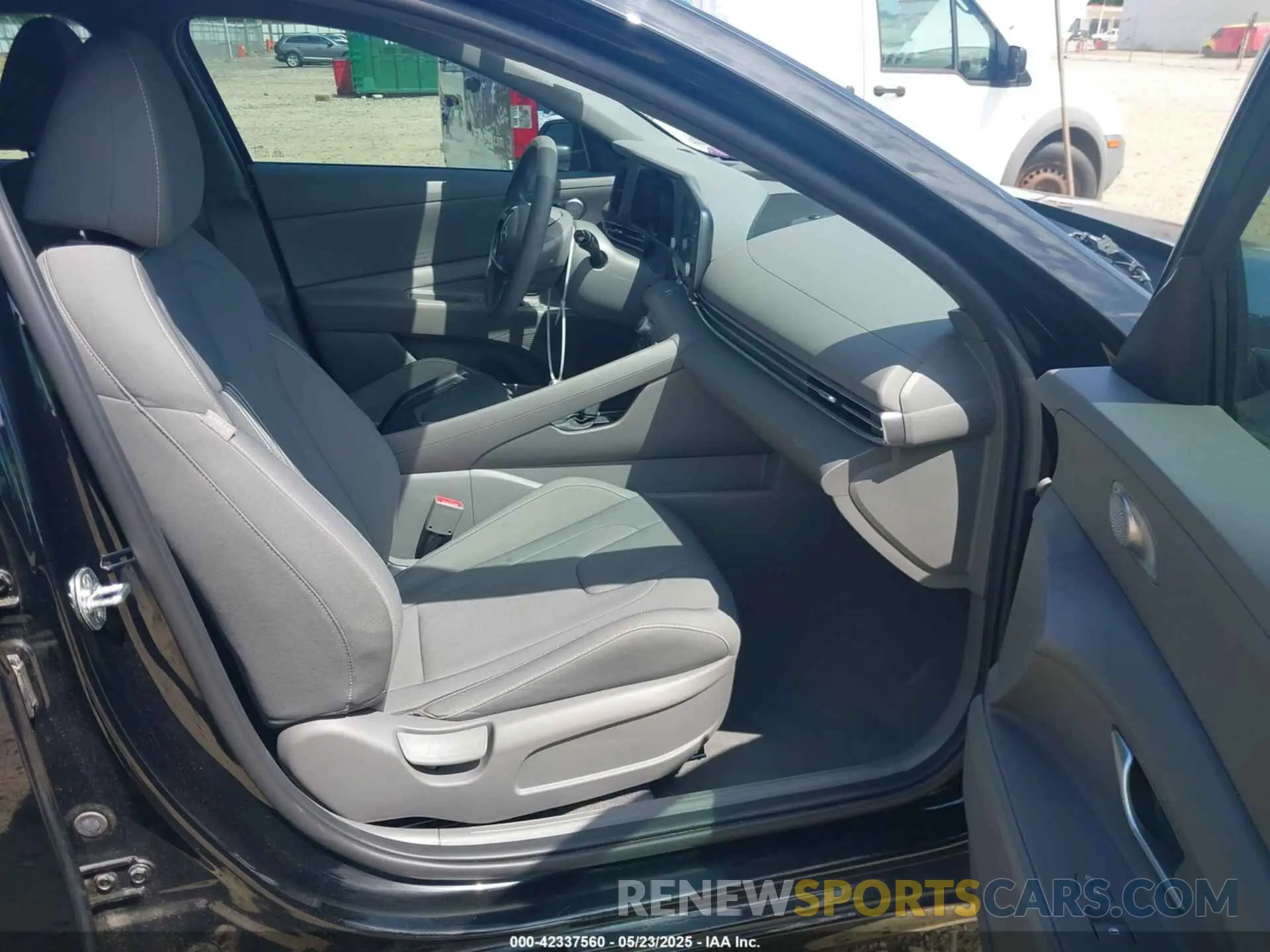 5 Photograph of a damaged car KMHLM4AG1NU352424 HYUNDAI ELANTRA 2022