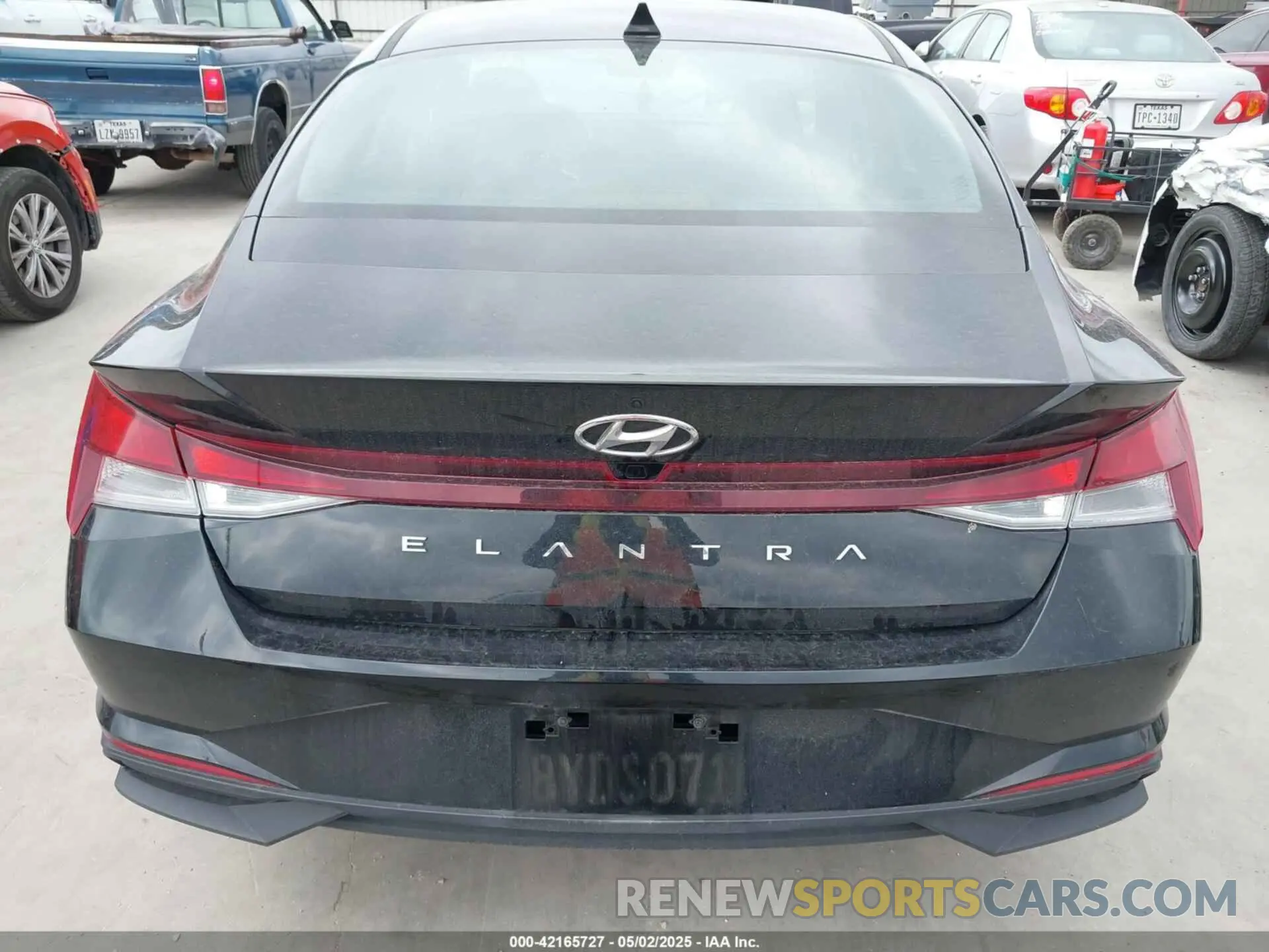 17 Photograph of a damaged car KMHLM4AG9NU218972 HYUNDAI ELANTRA 2022