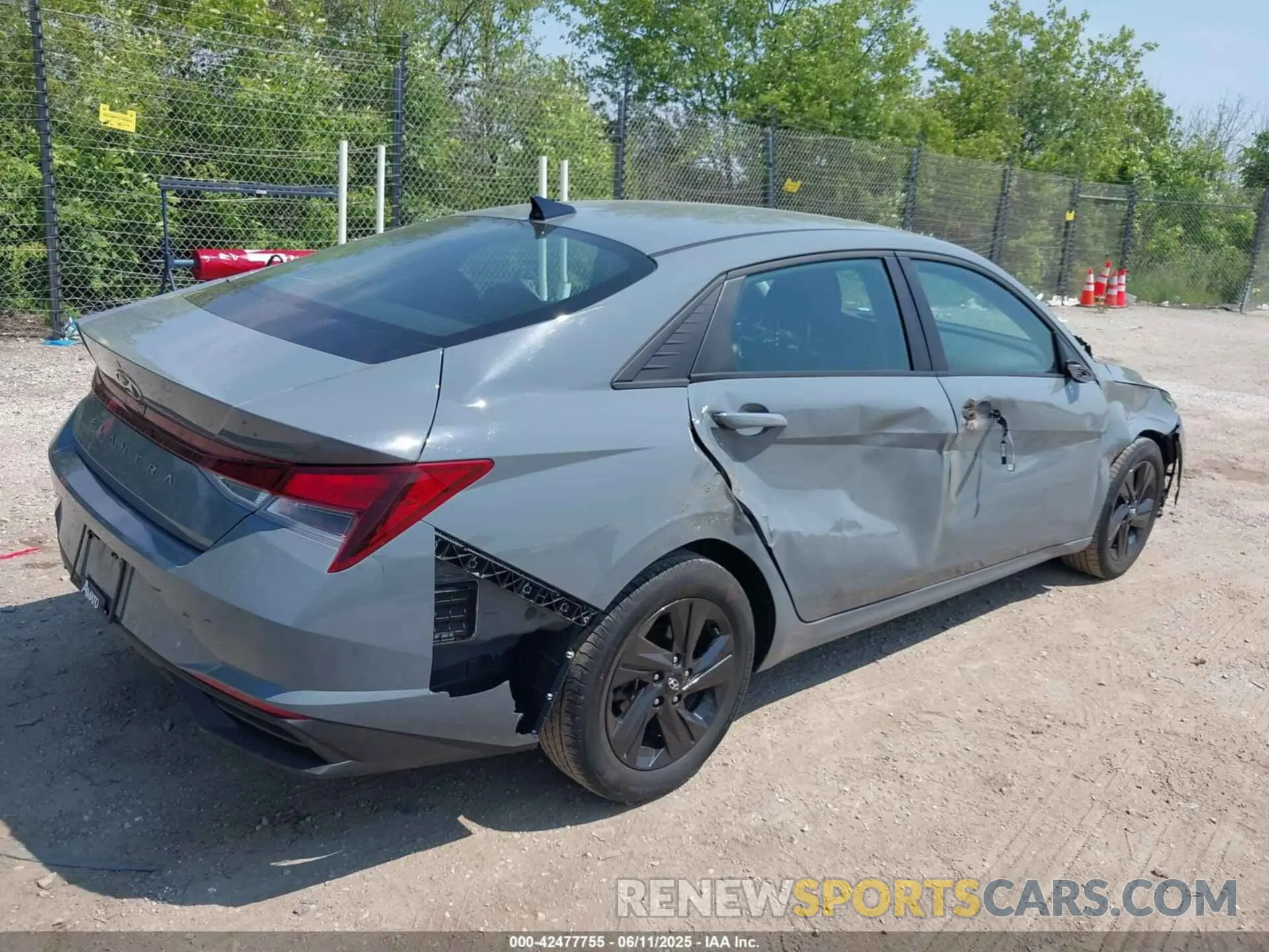 4 Photograph of a damaged car KMHLS4AG5NU233684 HYUNDAI ELANTRA 2022