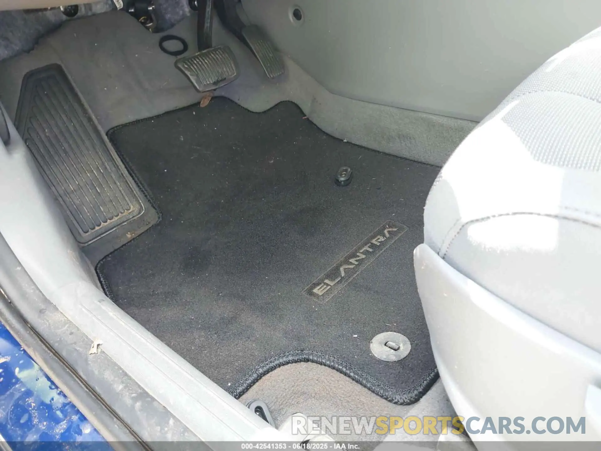 12 Photograph of a damaged car 5NPLL4AG2PH112867 HYUNDAI ELANTRA 2023