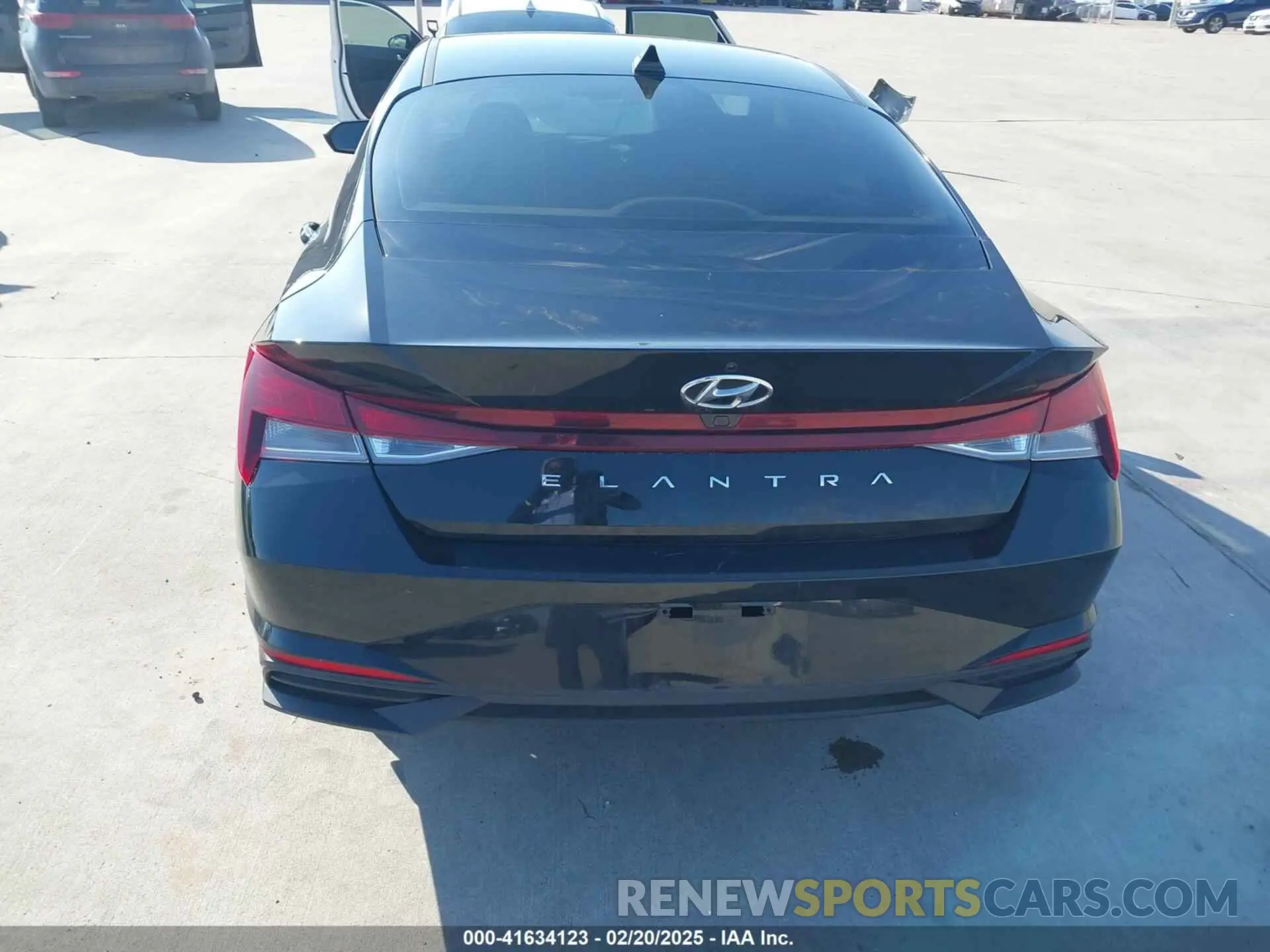 17 Photograph of a damaged car 5NPLM4AG3PH093999 HYUNDAI ELANTRA 2023