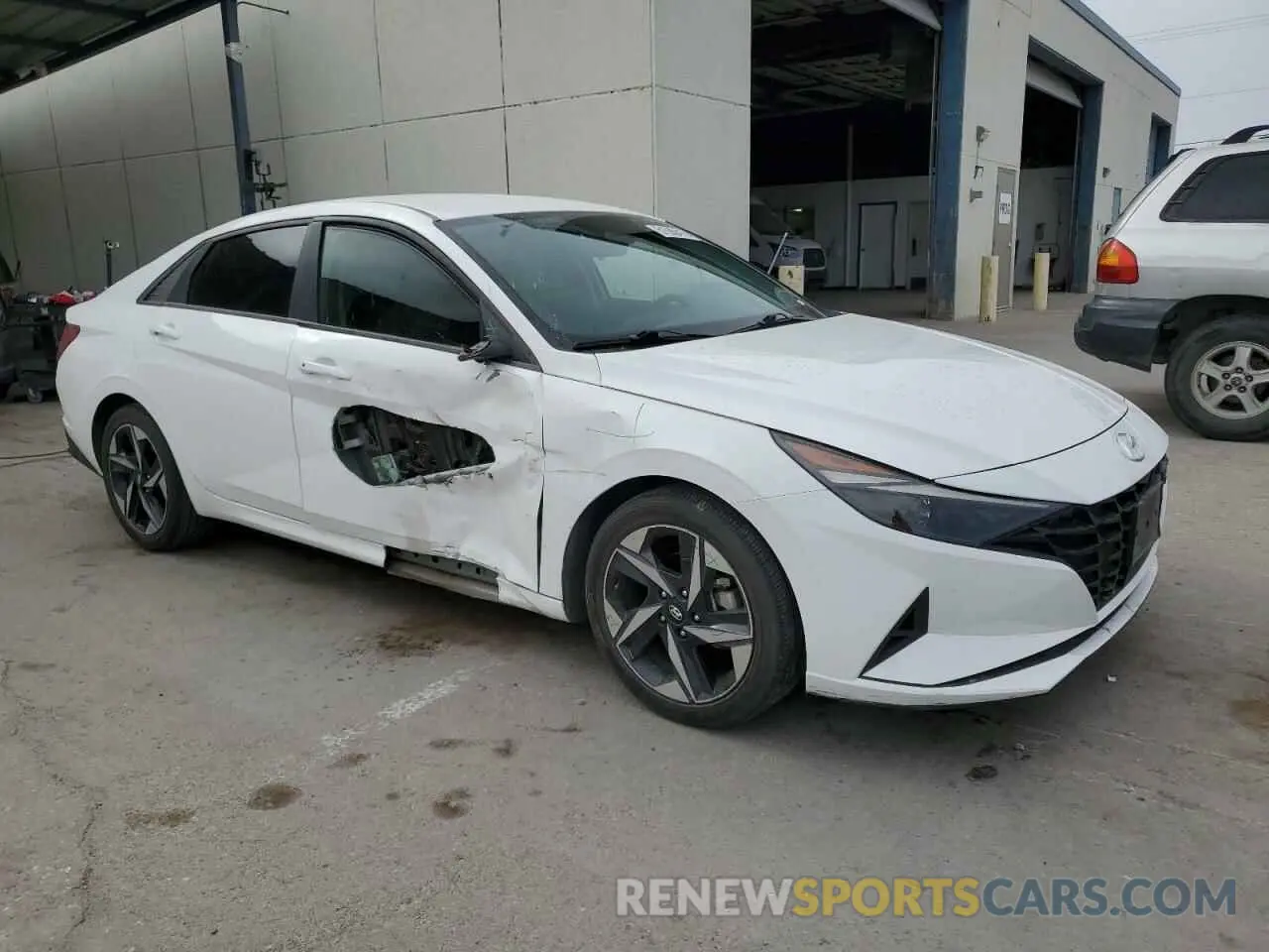 4 Photograph of a damaged car 5NPLS4AG1PH112944 HYUNDAI ELANTRA 2023