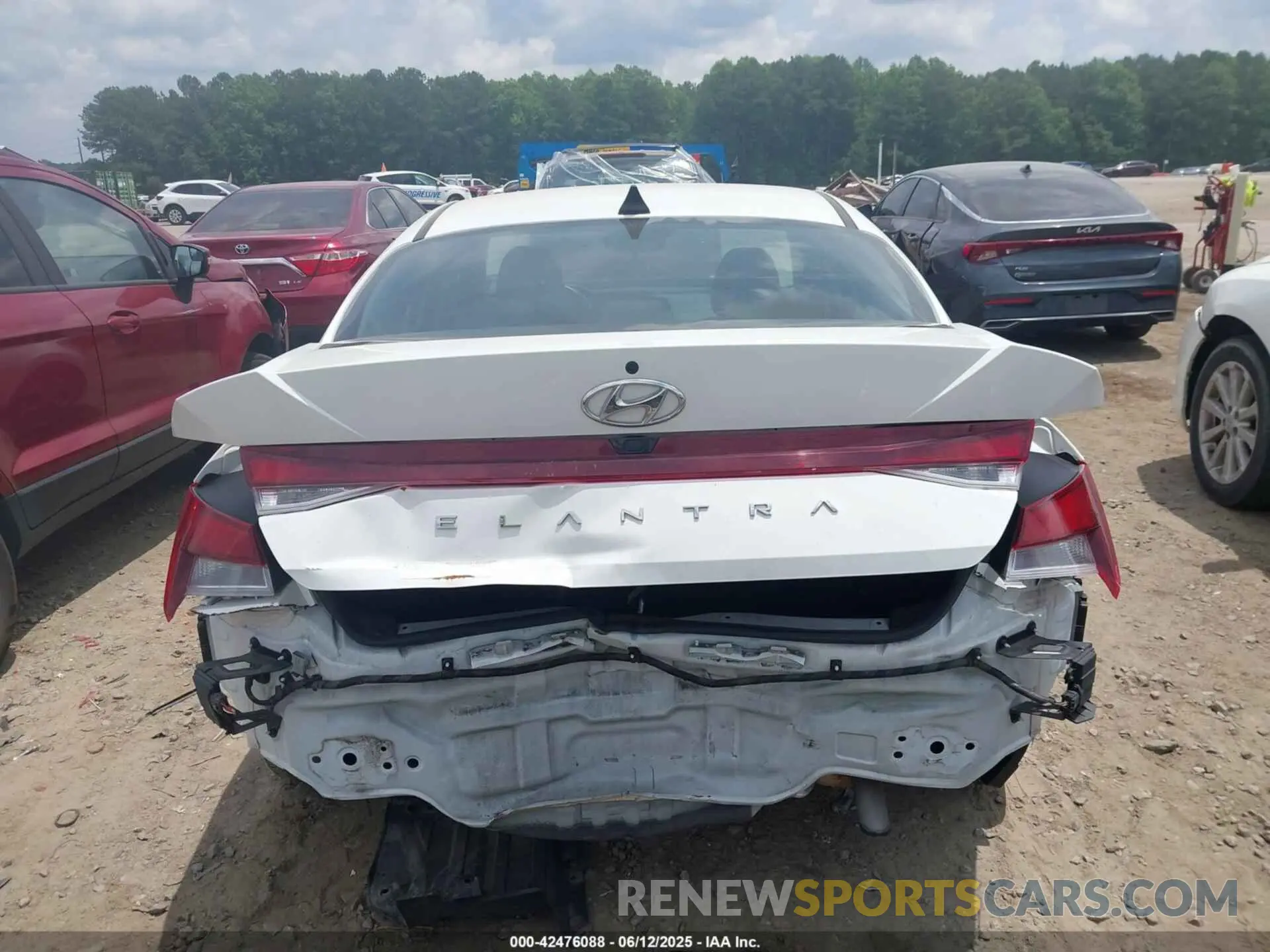 17 Photograph of a damaged car 5NPLS4AG1PH113172 HYUNDAI ELANTRA 2023