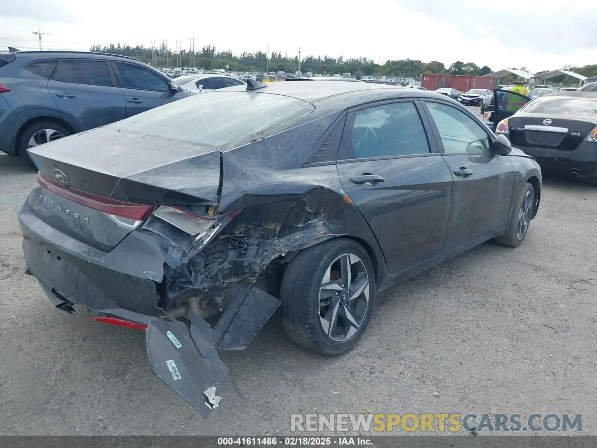 4 Photograph of a damaged car 5NPLS4AG6PH112289 HYUNDAI ELANTRA 2023