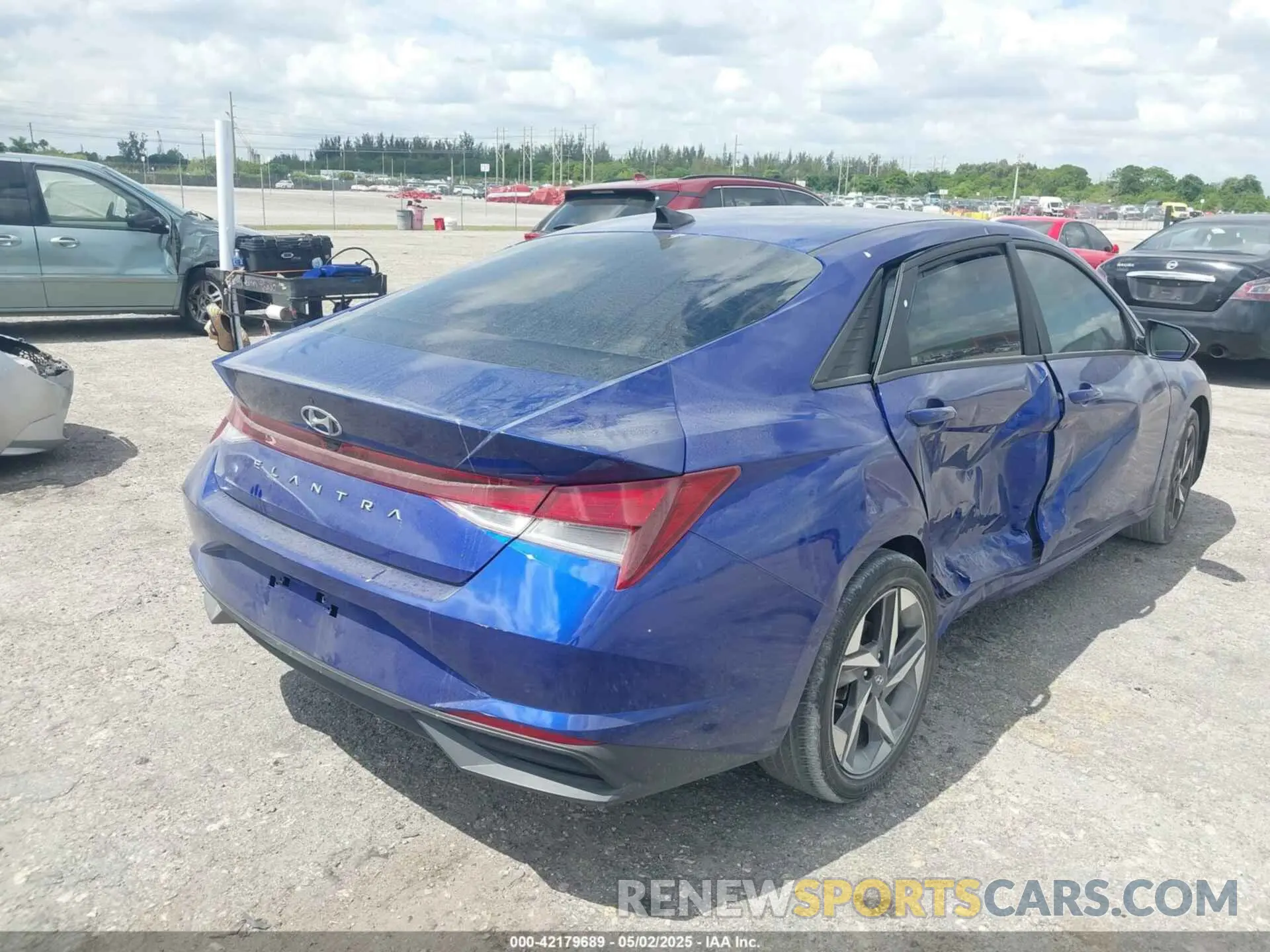 4 Photograph of a damaged car KMHLS4AGXPU485675 HYUNDAI ELANTRA 2023