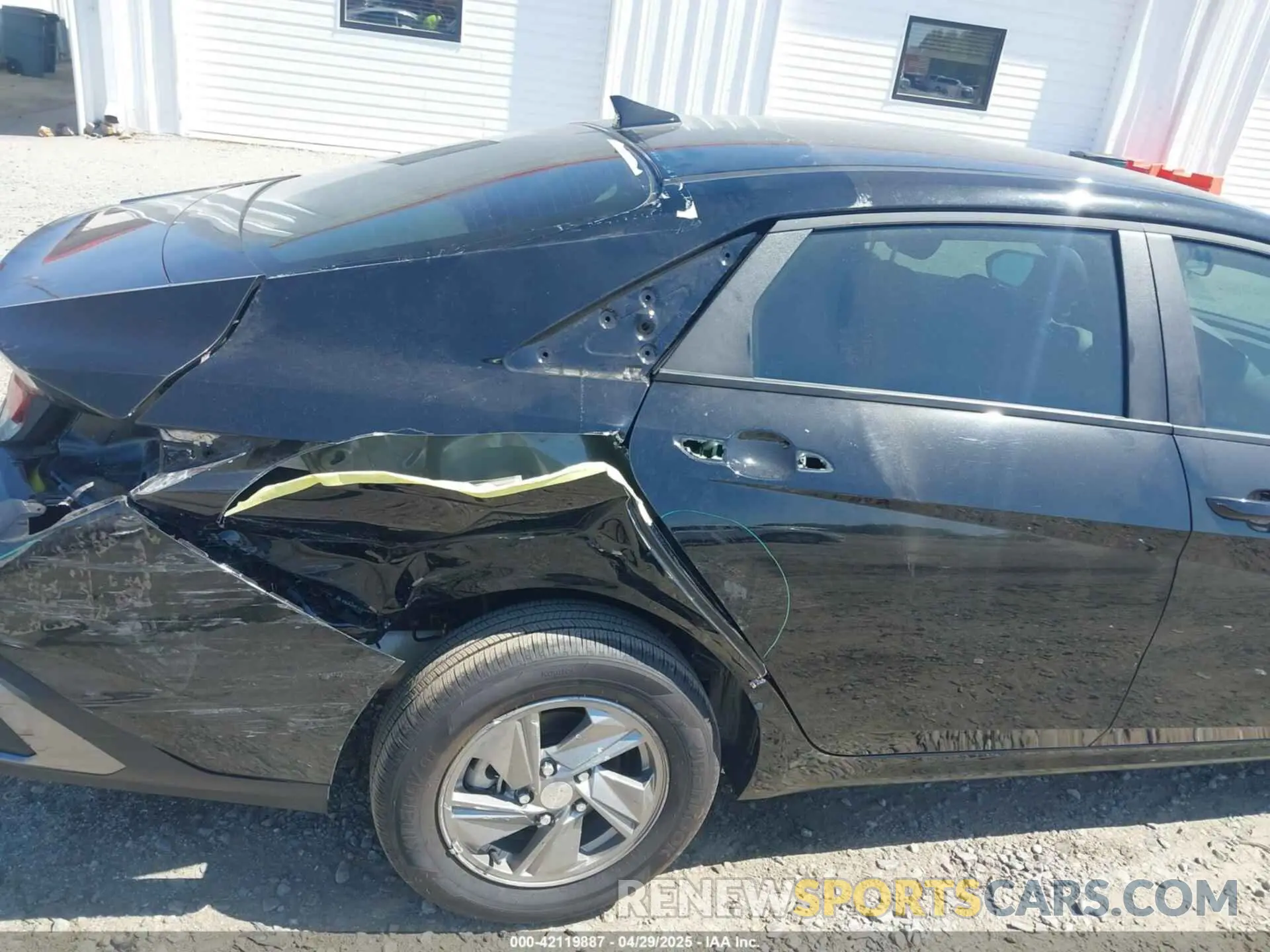 18 Photograph of a damaged car KMHLL4DG2SU860153 HYUNDAI ELANTRA 2025