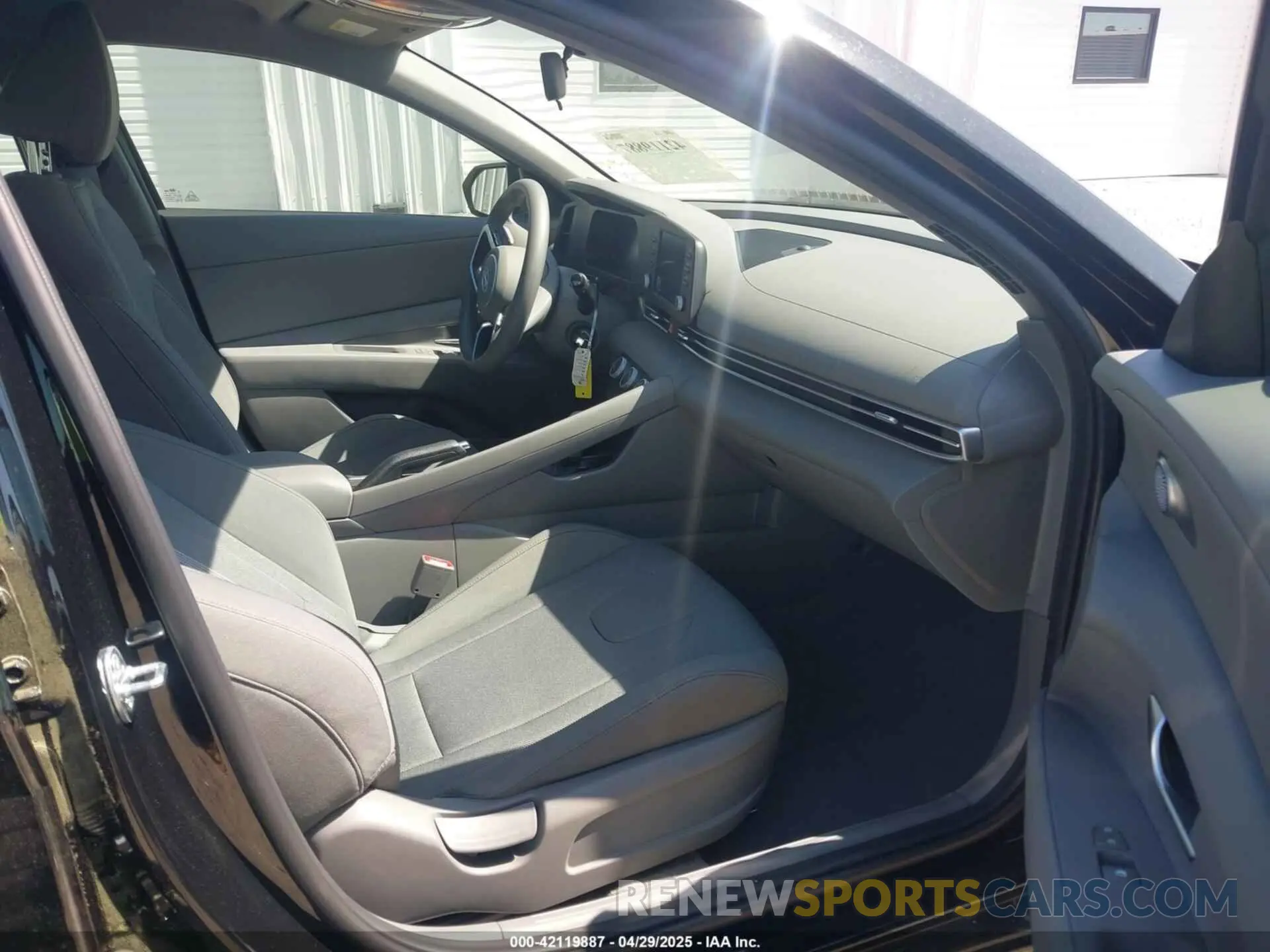 5 Photograph of a damaged car KMHLL4DG2SU860153 HYUNDAI ELANTRA 2025