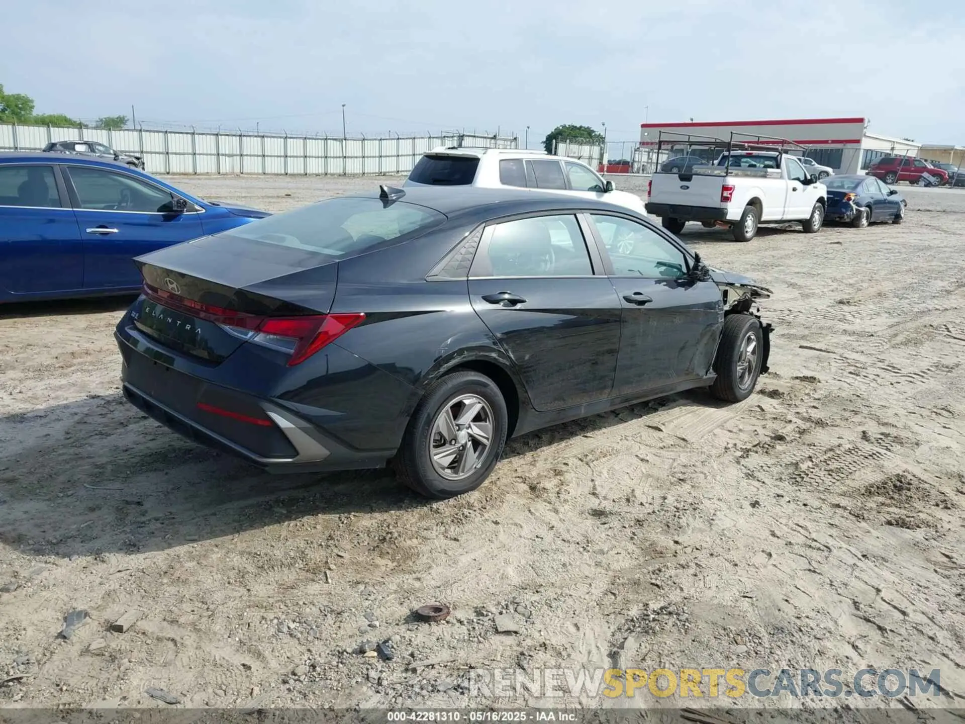 4 Photograph of a damaged car KMHLL4DG3SU887202 HYUNDAI ELANTRA 2025