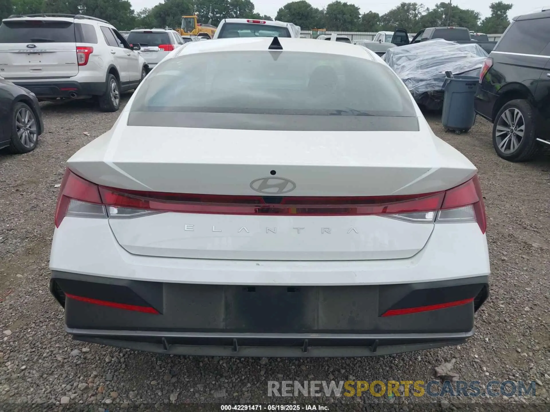 17 Photograph of a damaged car KMHLL4DG5SU955399 HYUNDAI ELANTRA 2025