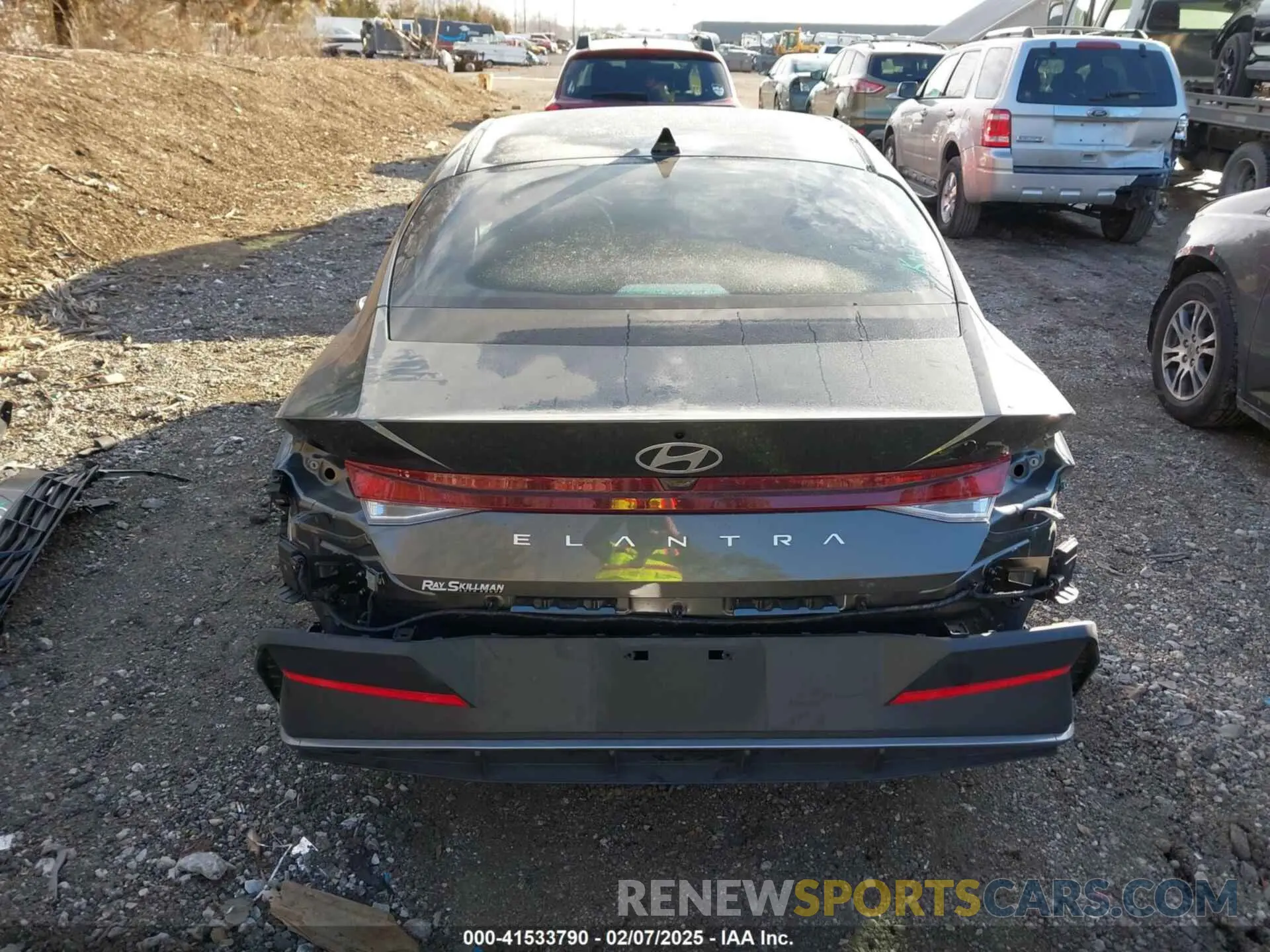 17 Photograph of a damaged car KMHLL4DGXSU899931 HYUNDAI ELANTRA 2025