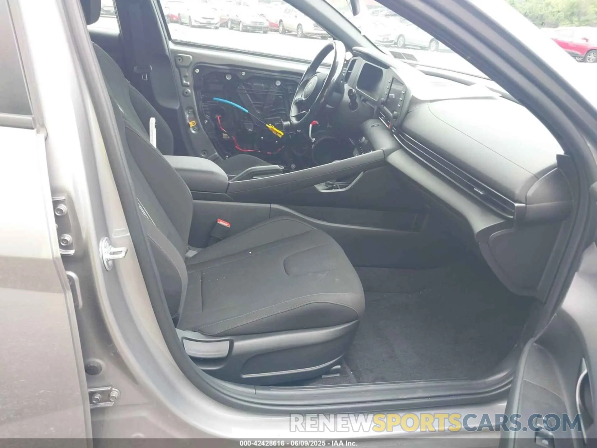 5 Photograph of a damaged car KMHLM4DG0SU917205 HYUNDAI ELANTRA 2025