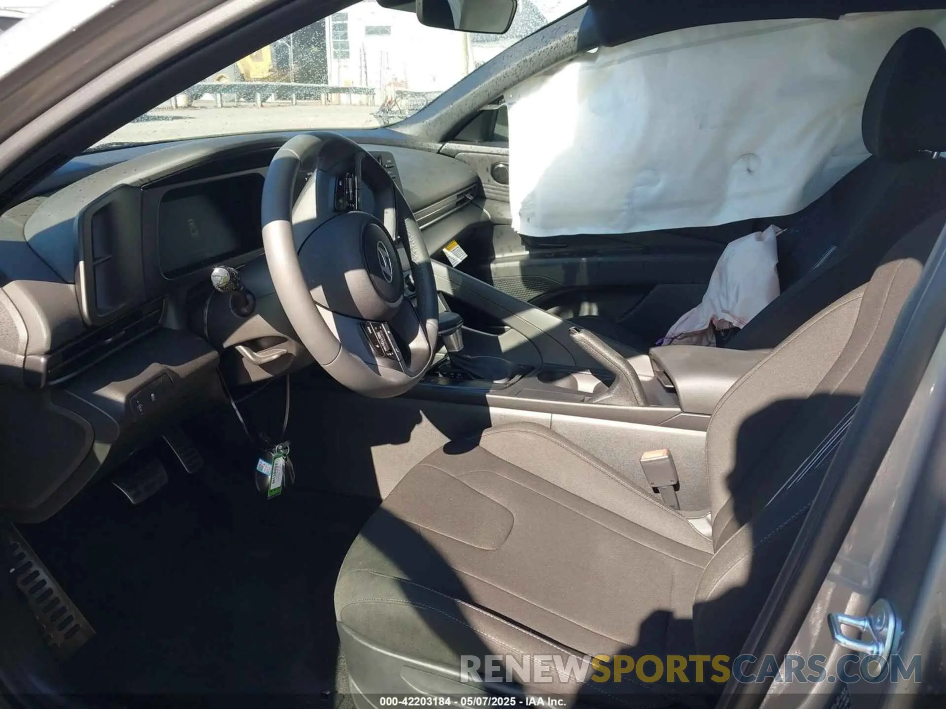 5 Photograph of a damaged car KMHLM4DG1SU930092 HYUNDAI ELANTRA 2025
