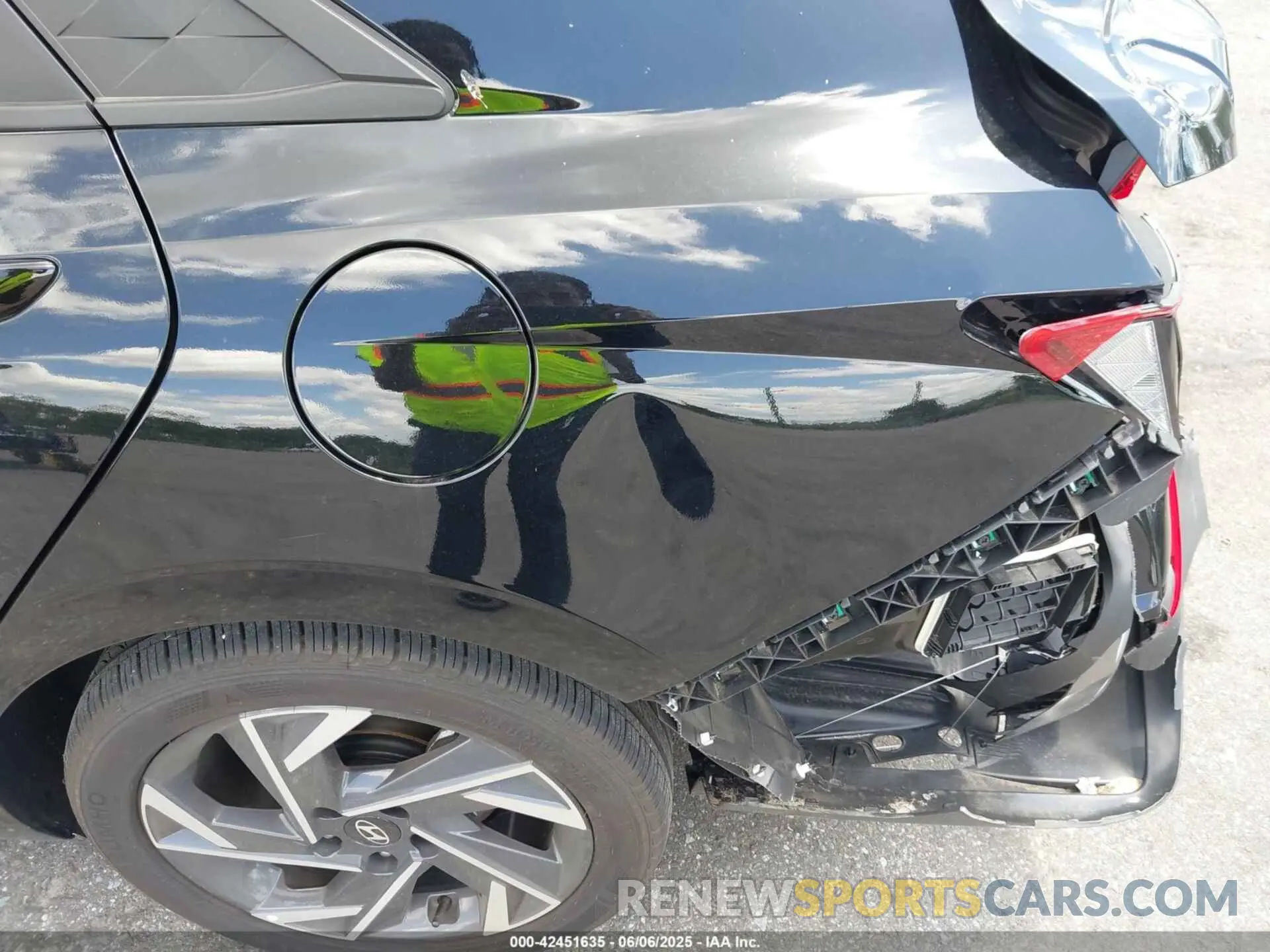 21 Photograph of a damaged car KMHLM4DG2SU888645 HYUNDAI ELANTRA 2025