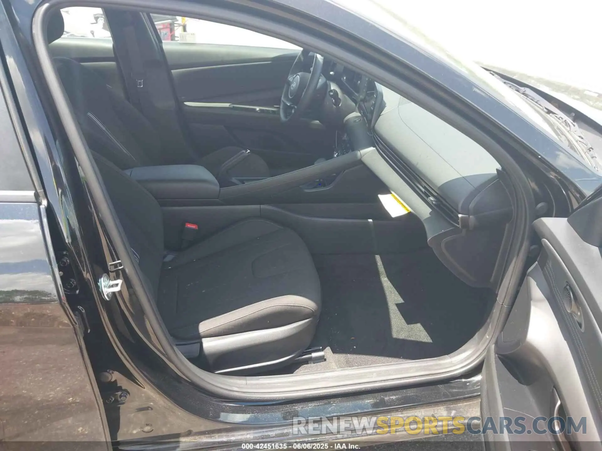 5 Photograph of a damaged car KMHLM4DG2SU888645 HYUNDAI ELANTRA 2025