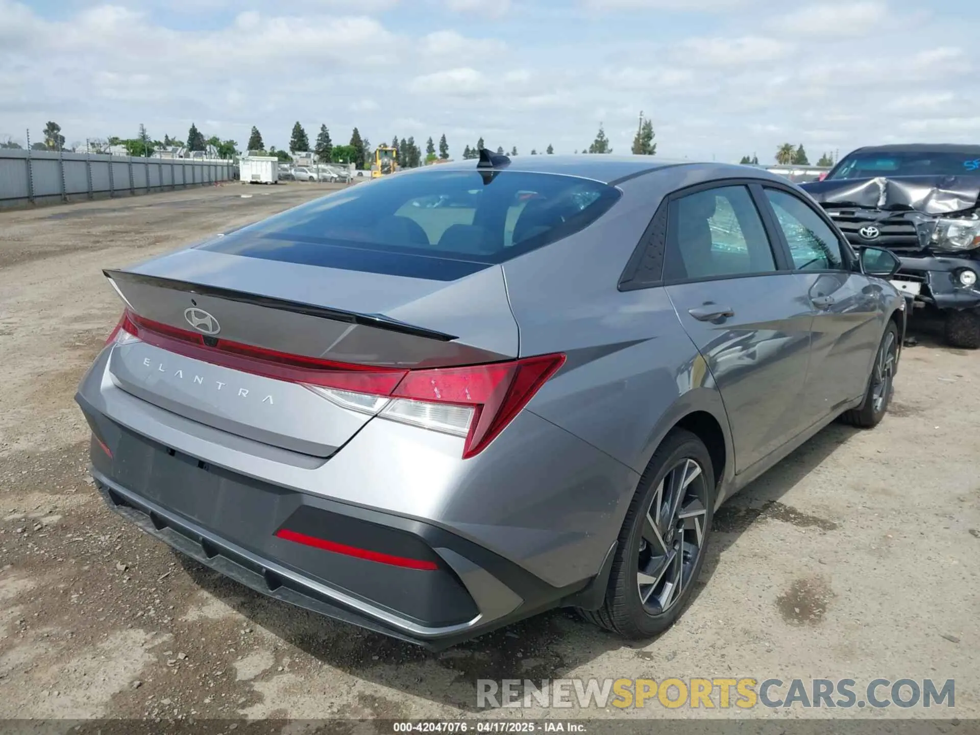 4 Photograph of a damaged car KMHLM4DG2SU954983 HYUNDAI ELANTRA 2025
