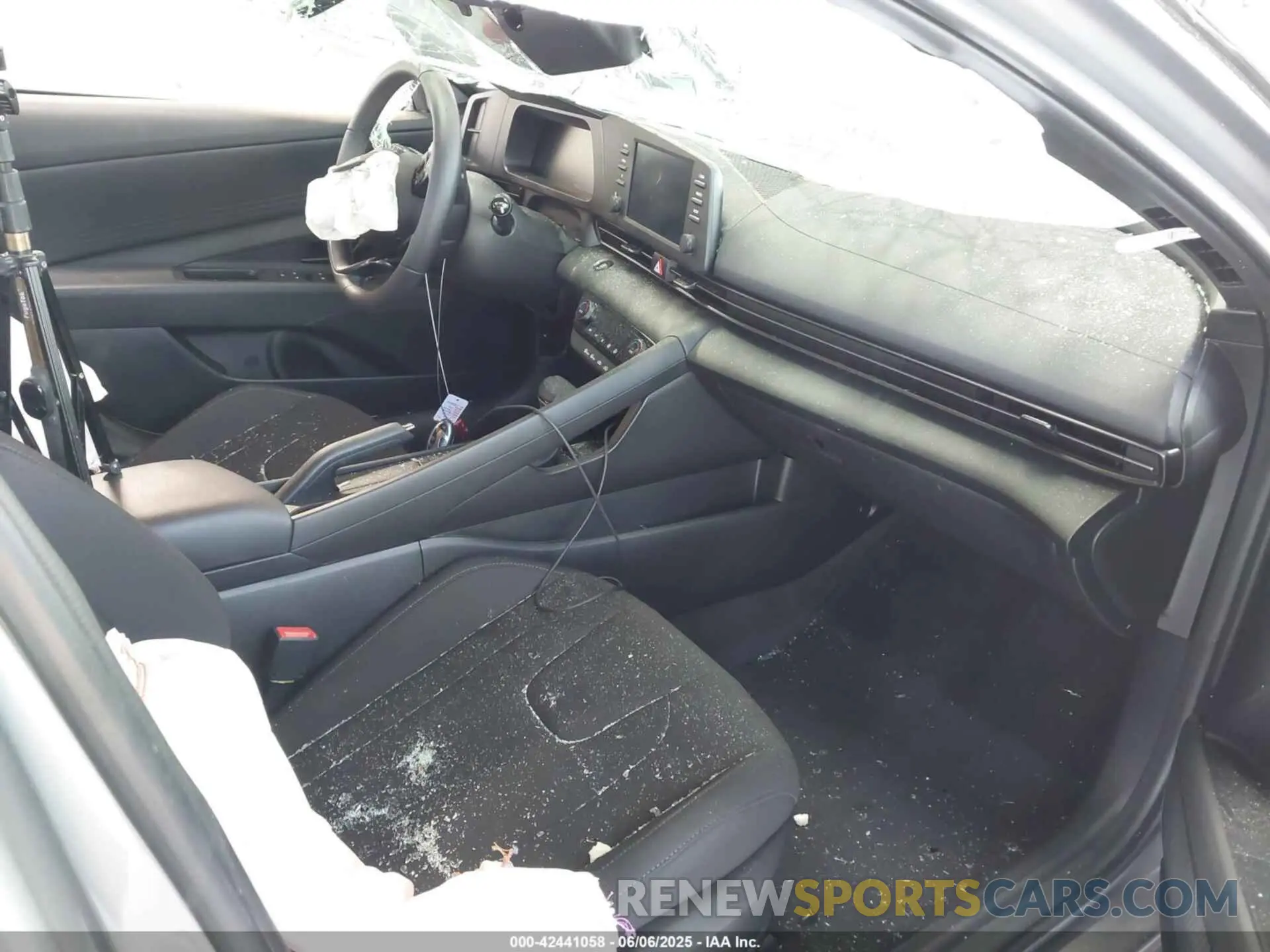 5 Photograph of a damaged car KMHLM4DG3SU866654 HYUNDAI ELANTRA 2025