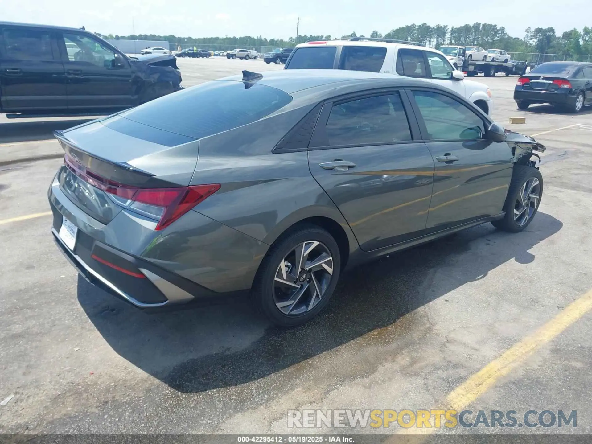 4 Photograph of a damaged car KMHLM4DG4SU980596 HYUNDAI ELANTRA 2025