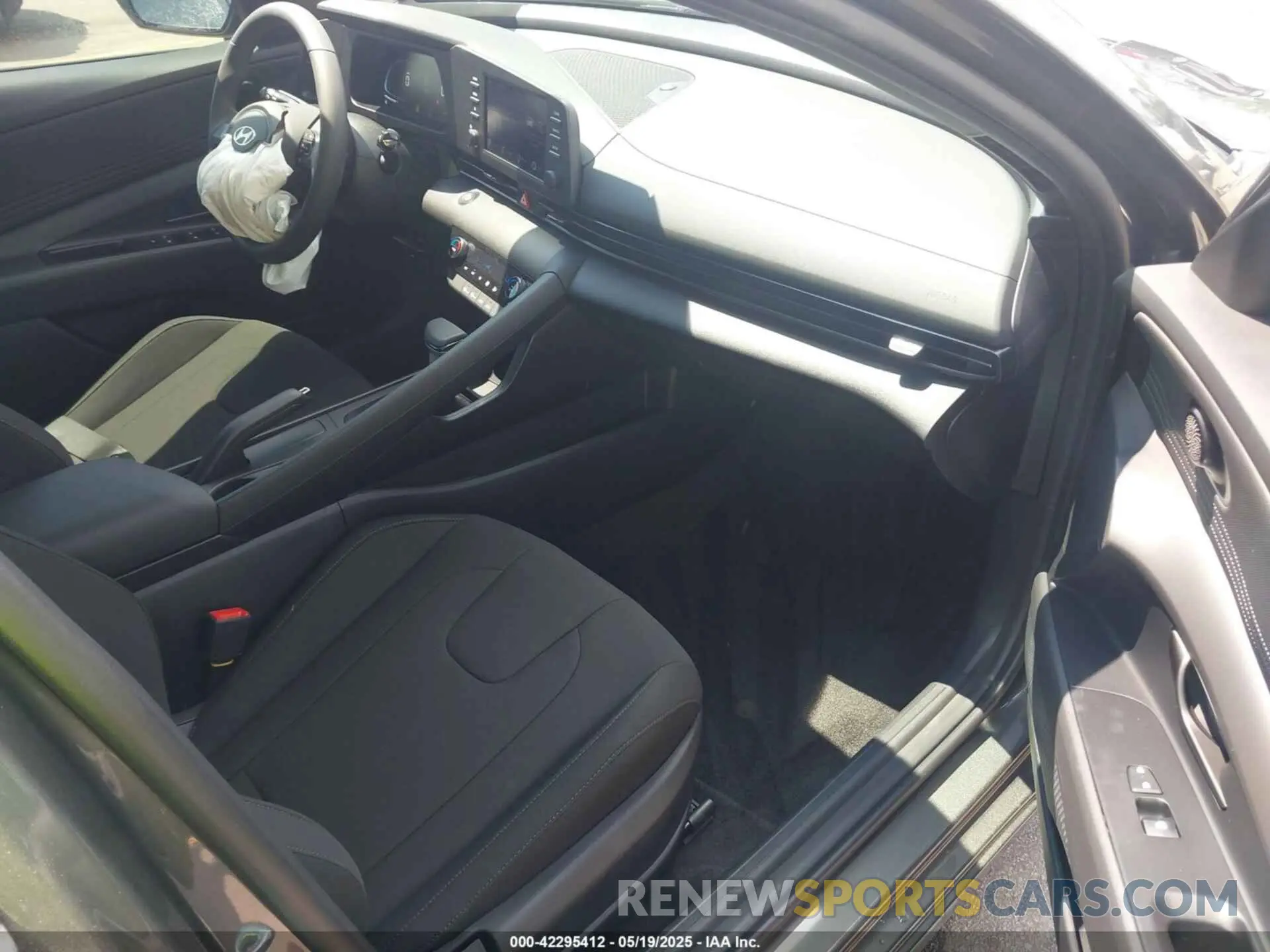5 Photograph of a damaged car KMHLM4DG4SU980596 HYUNDAI ELANTRA 2025