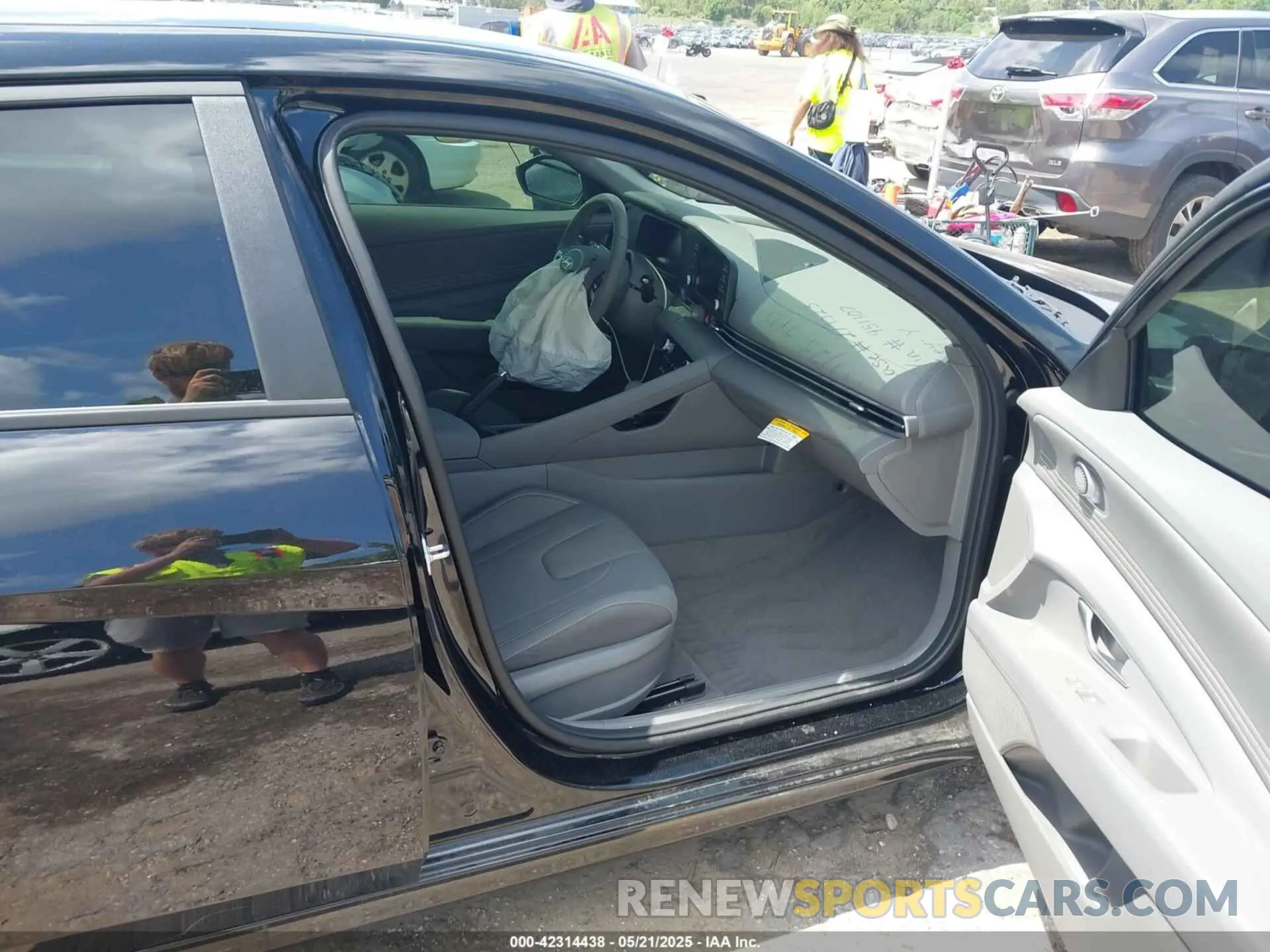 5 Photograph of a damaged car KMHLM4DG5SU951107 HYUNDAI ELANTRA 2025