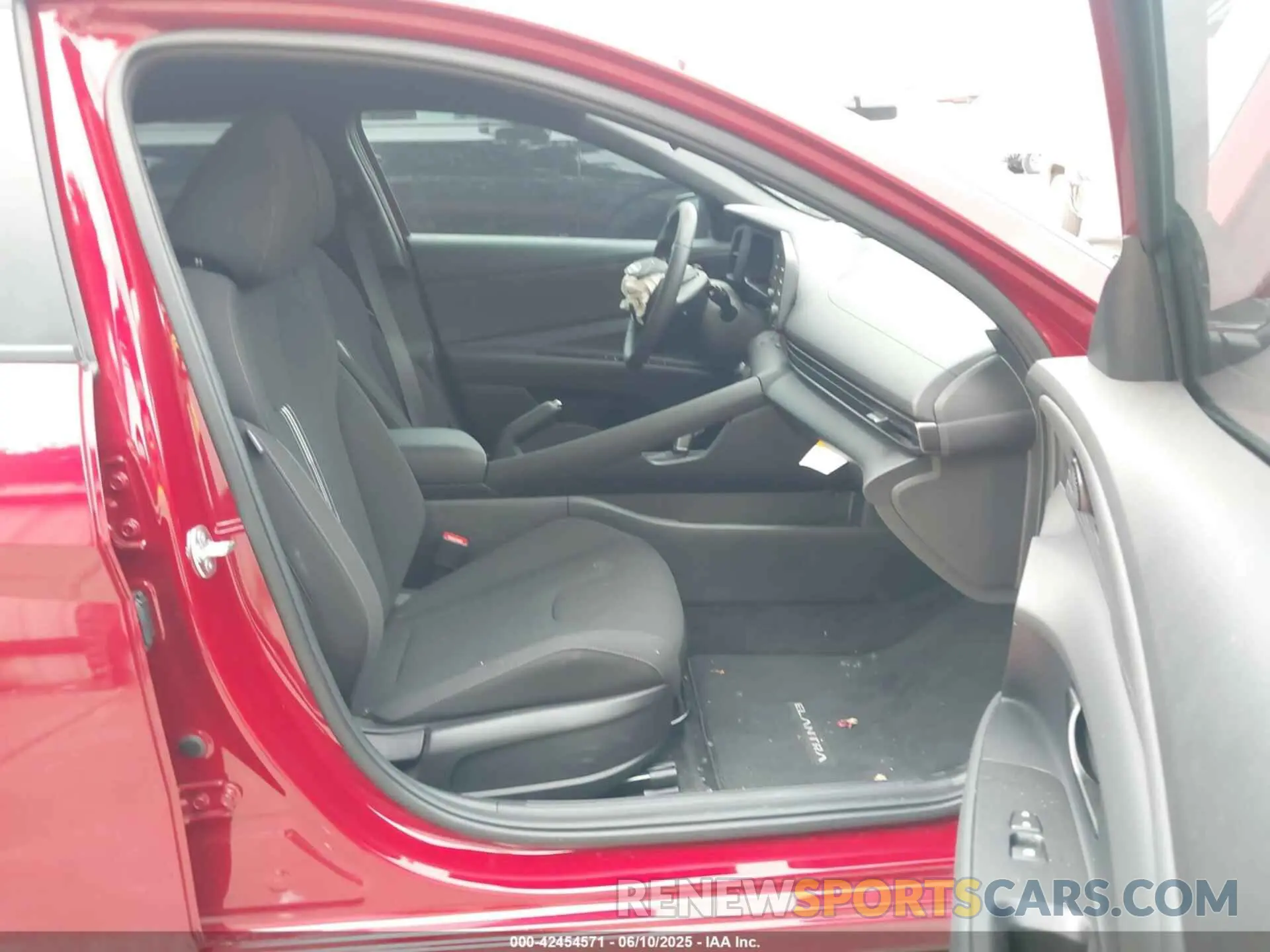 5 Photograph of a damaged car KMHLM4DG8SU937850 HYUNDAI ELANTRA 2025