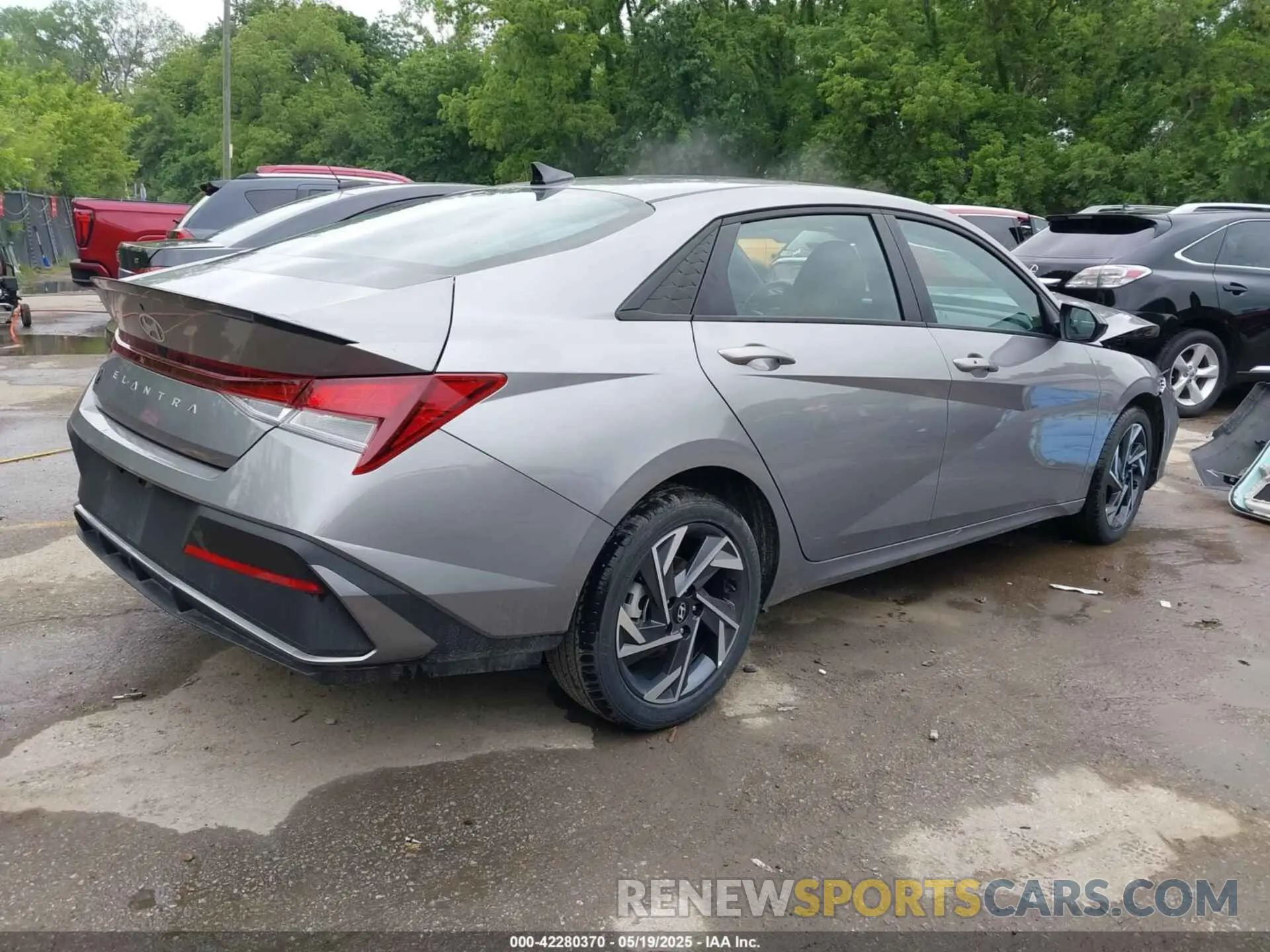 4 Photograph of a damaged car KMHLM4DGXSU879076 HYUNDAI ELANTRA 2025