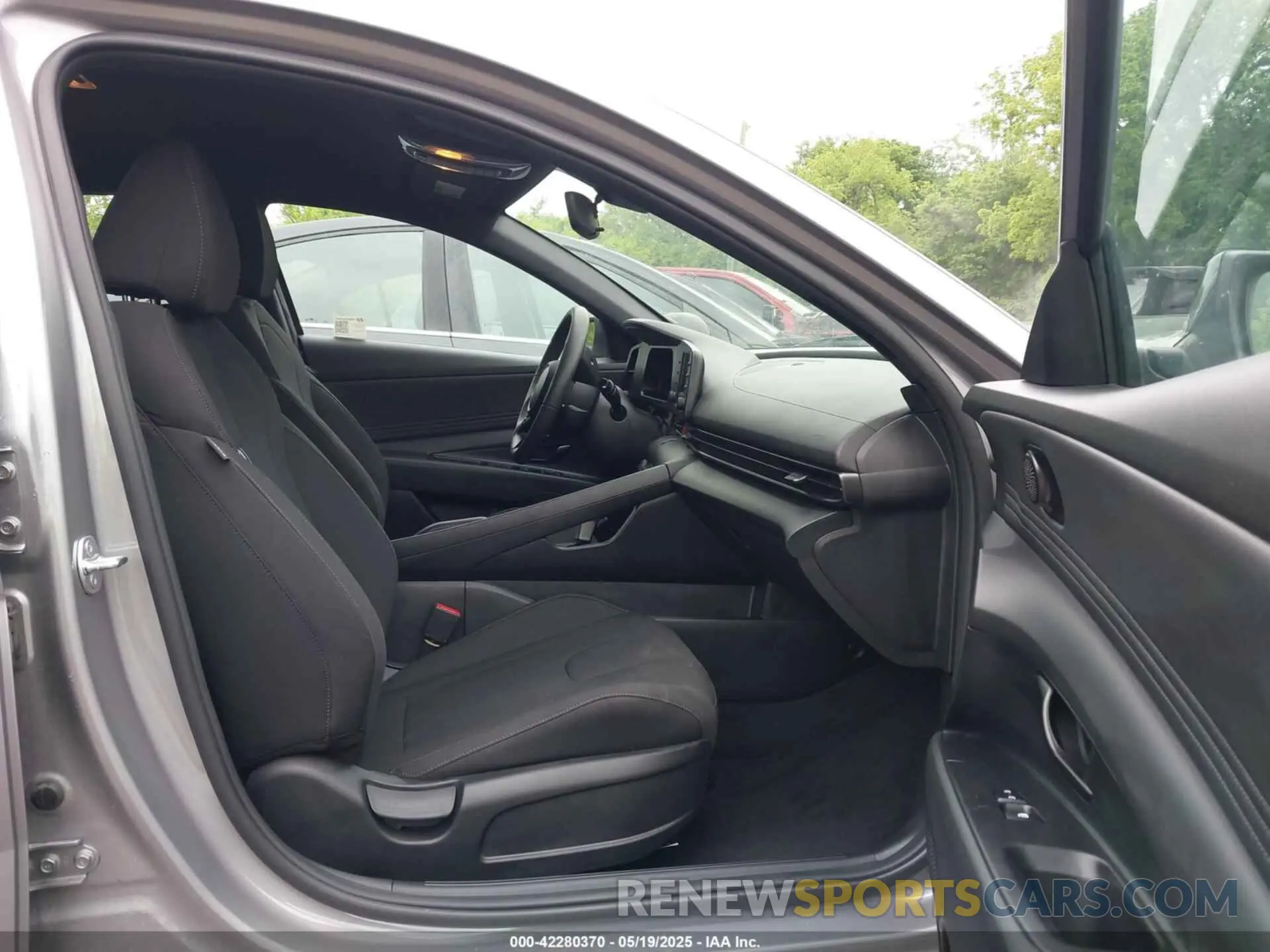 5 Photograph of a damaged car KMHLM4DGXSU879076 HYUNDAI ELANTRA 2025