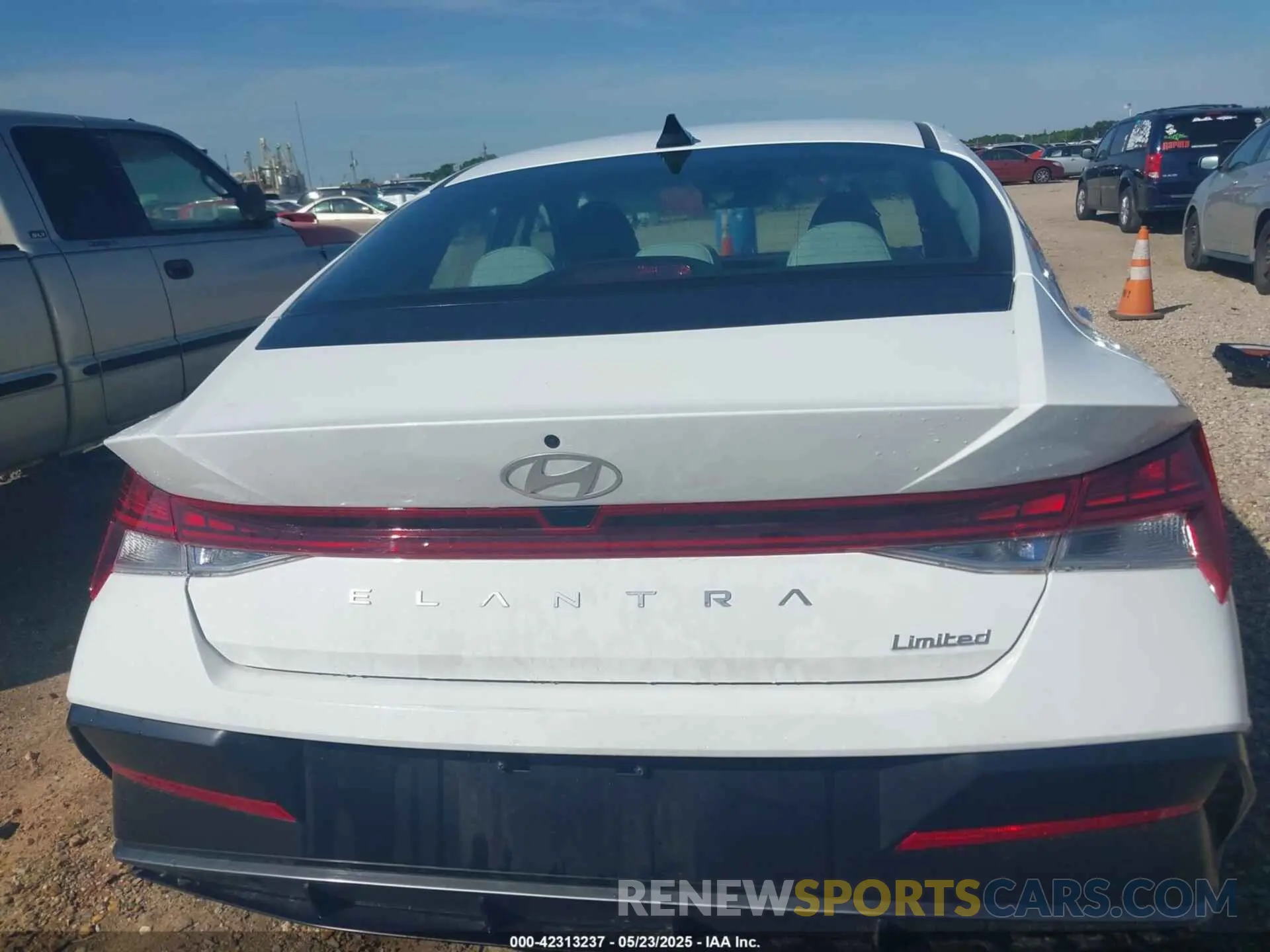 17 Photograph of a damaged car KMHLP4DGXSU959372 HYUNDAI ELANTRA 2025