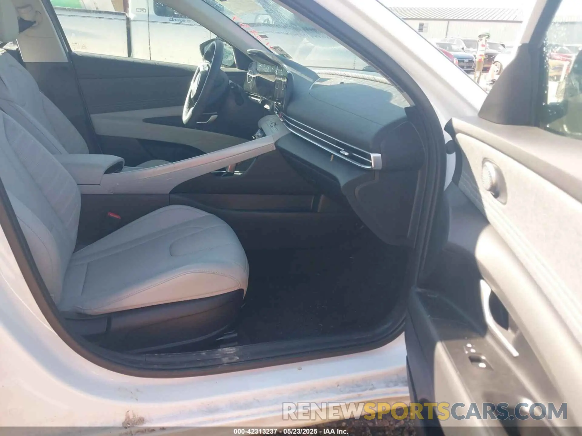 5 Photograph of a damaged car KMHLP4DGXSU959372 HYUNDAI ELANTRA 2025