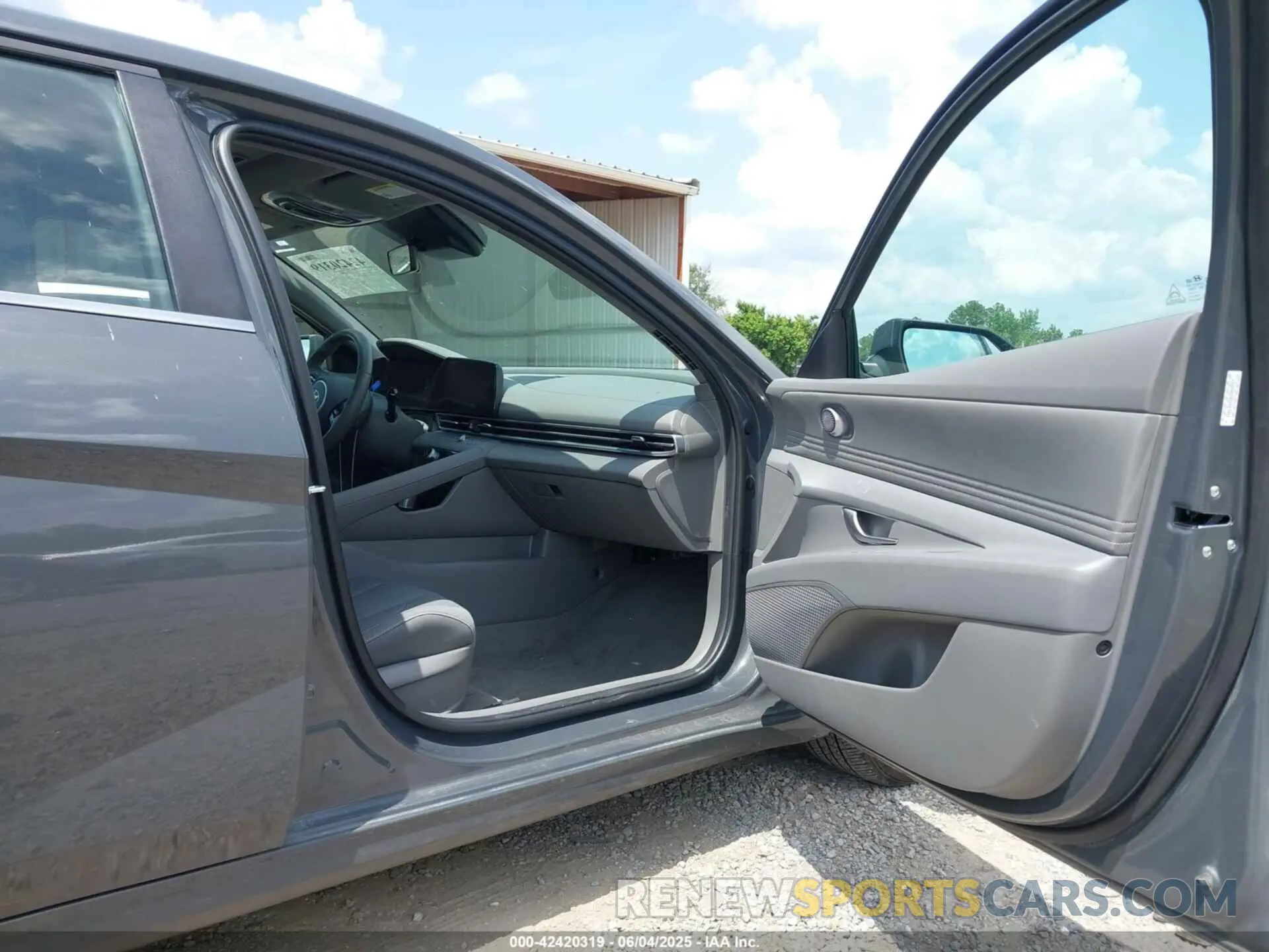 17 Photograph of a damaged car KMHLS4DG0SU859747 HYUNDAI ELANTRA 2025