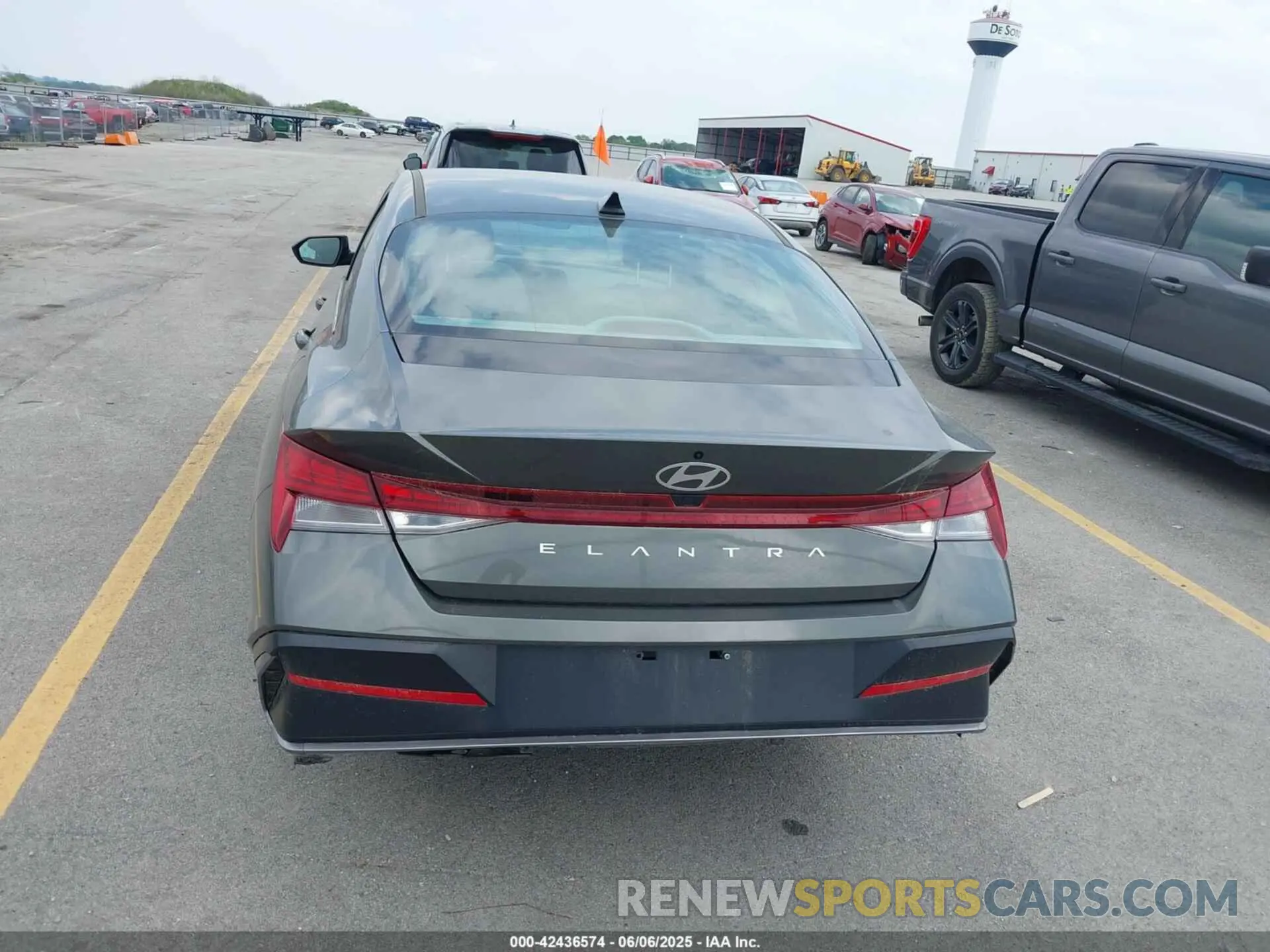 17 Photograph of a damaged car KMHLS4DG0SU949674 HYUNDAI ELANTRA 2025