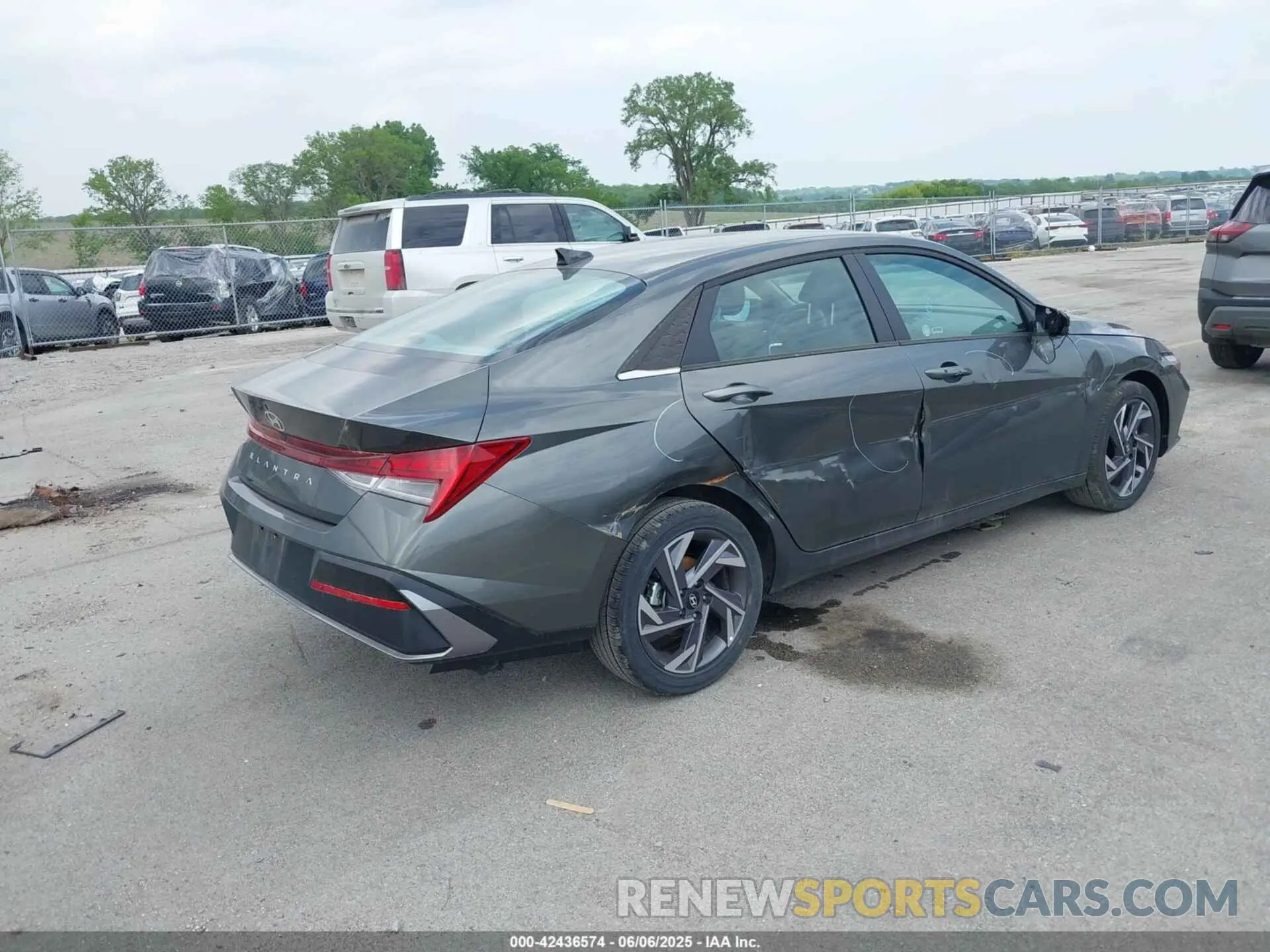 4 Photograph of a damaged car KMHLS4DG0SU949674 HYUNDAI ELANTRA 2025