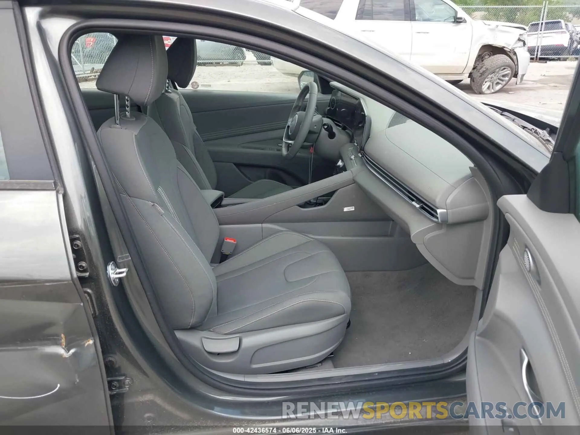 5 Photograph of a damaged car KMHLS4DG0SU949674 HYUNDAI ELANTRA 2025