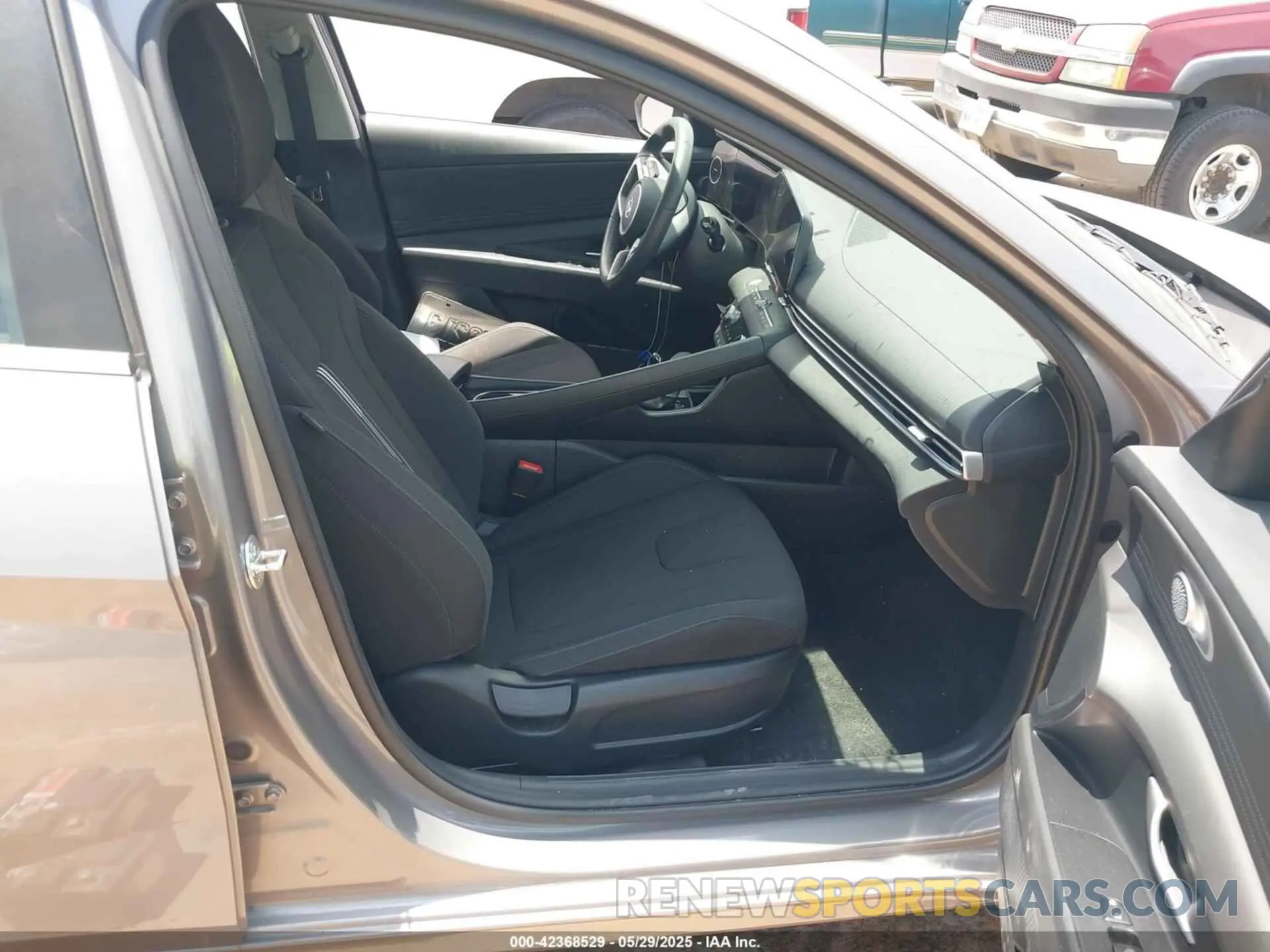 5 Photograph of a damaged car KMHLS4DG3SU862691 HYUNDAI ELANTRA 2025