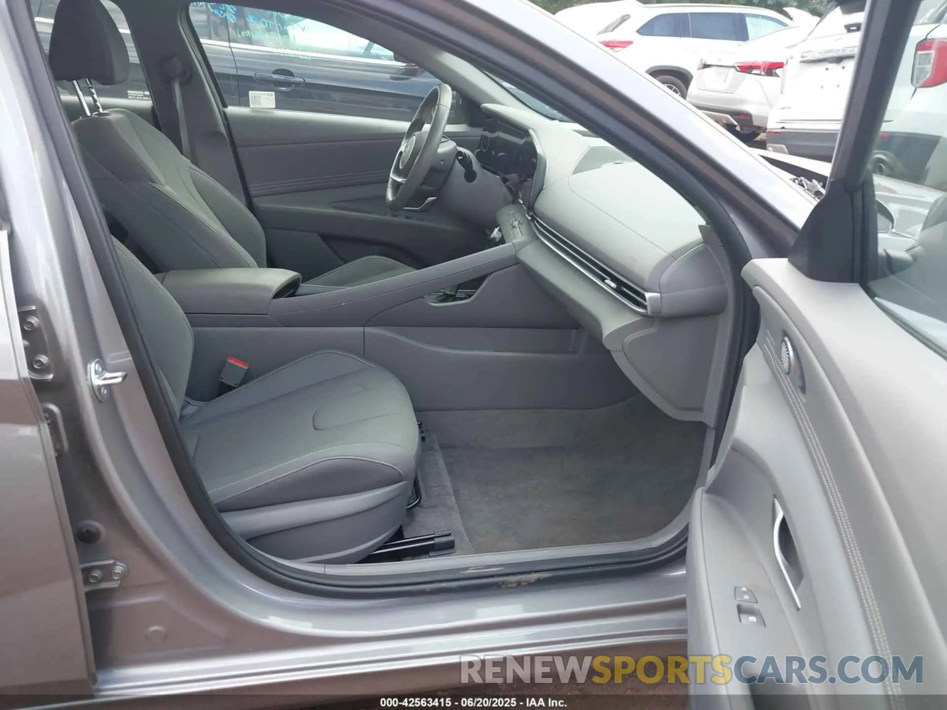 5 Photograph of a damaged car KMHLS4DG5SU919506 HYUNDAI ELANTRA 2025