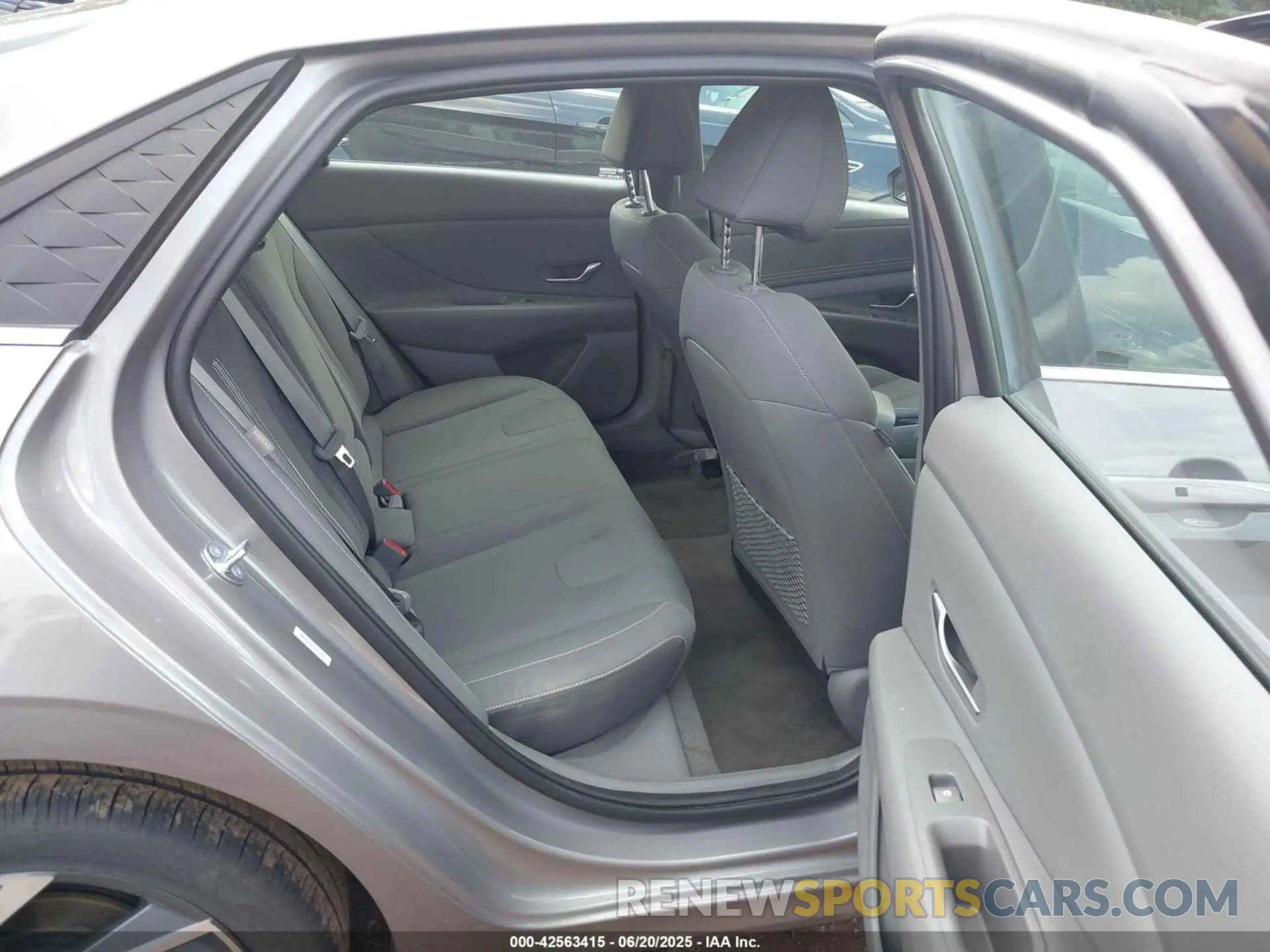 8 Photograph of a damaged car KMHLS4DG5SU919506 HYUNDAI ELANTRA 2025