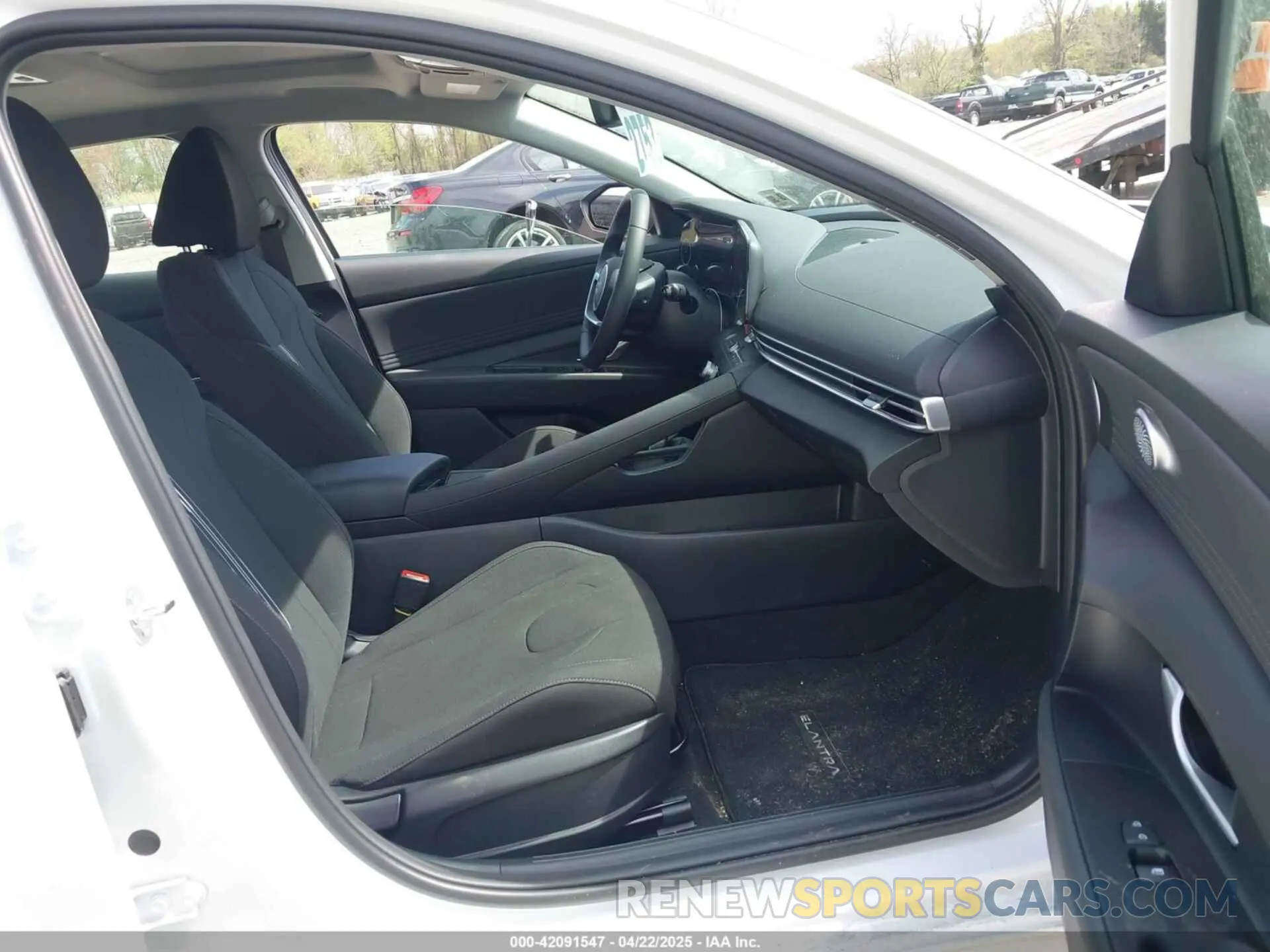 5 Photograph of a damaged car KMHLS4DG7SU913965 HYUNDAI ELANTRA 2025