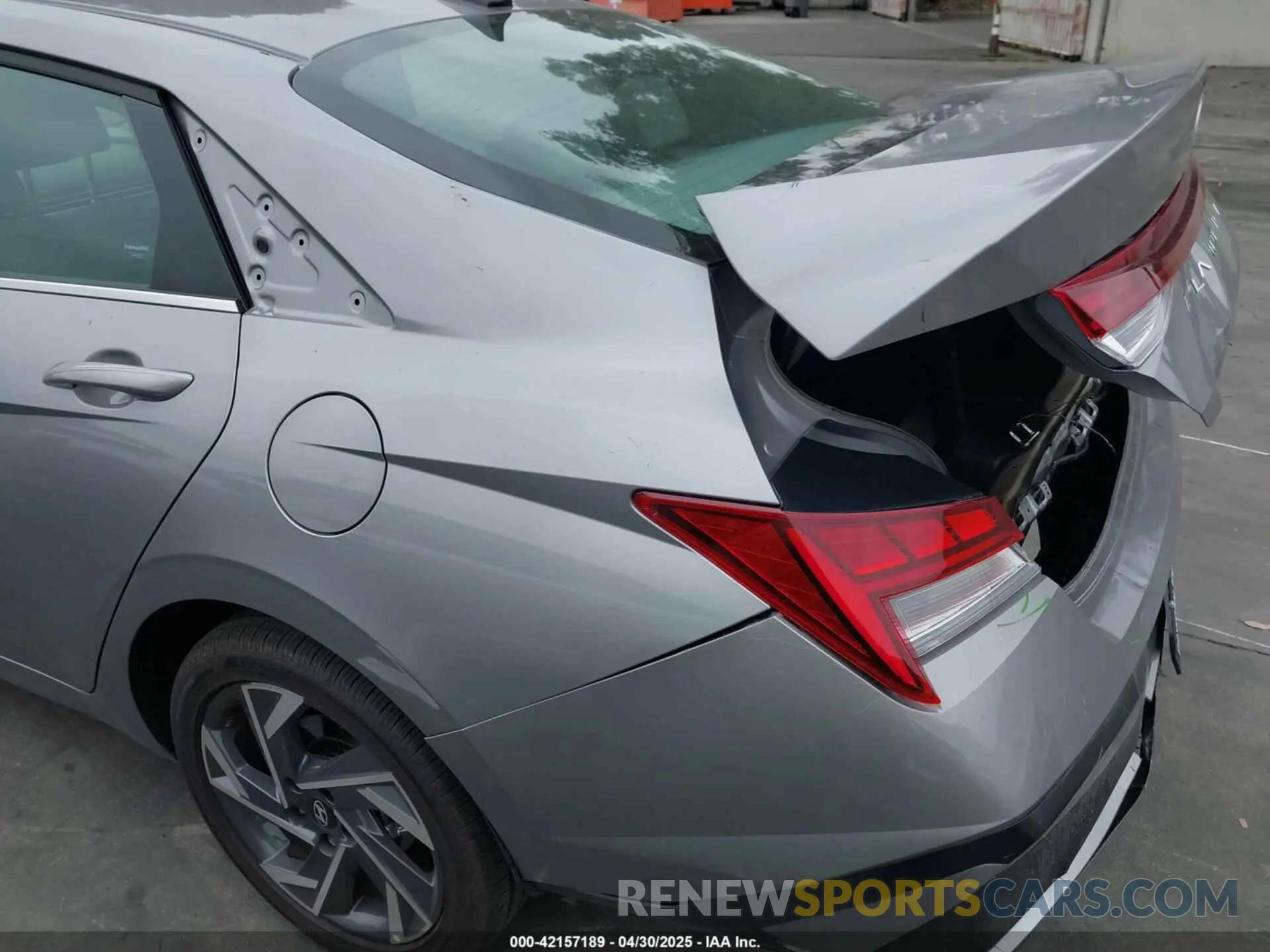 18 Photograph of a damaged car KMHLS4DG9SU895033 HYUNDAI ELANTRA 2025