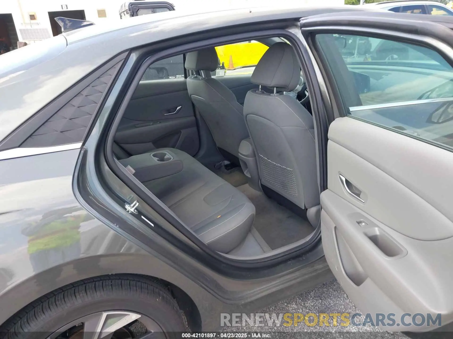 8 Photograph of a damaged car KMHLS4DG9SU905768 HYUNDAI ELANTRA 2025