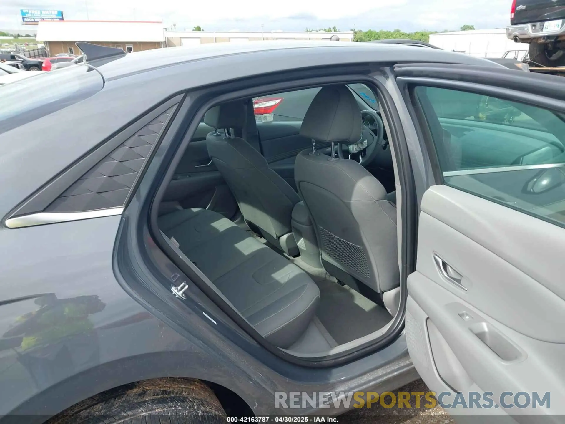 8 Photograph of a damaged car KMHLS4DG9SU952329 HYUNDAI ELANTRA 2025