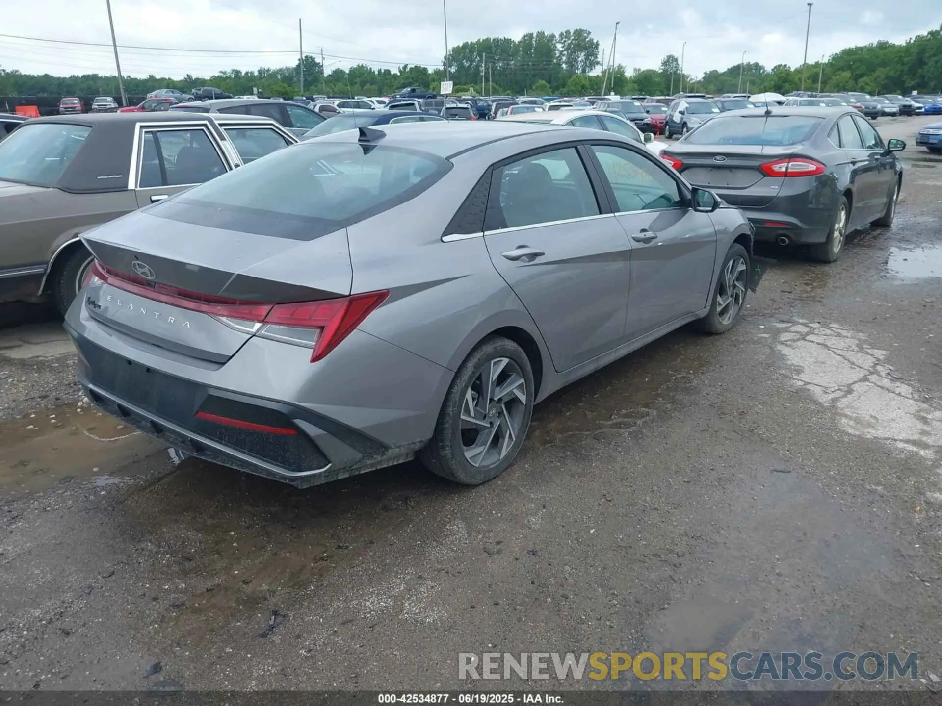 4 Photograph of a damaged car KMHLS4DGXSU860663 HYUNDAI ELANTRA 2025