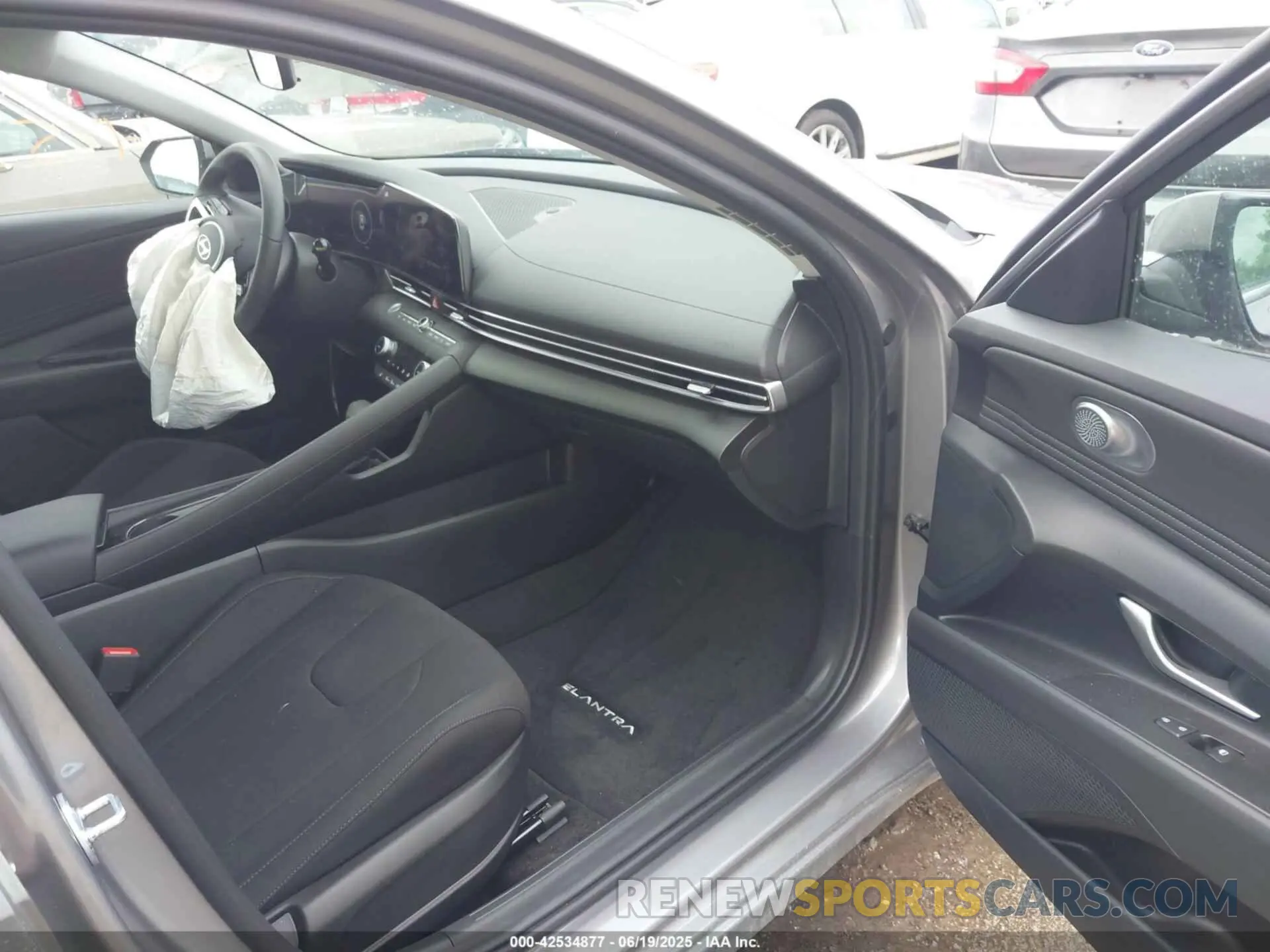 5 Photograph of a damaged car KMHLS4DGXSU860663 HYUNDAI ELANTRA 2025