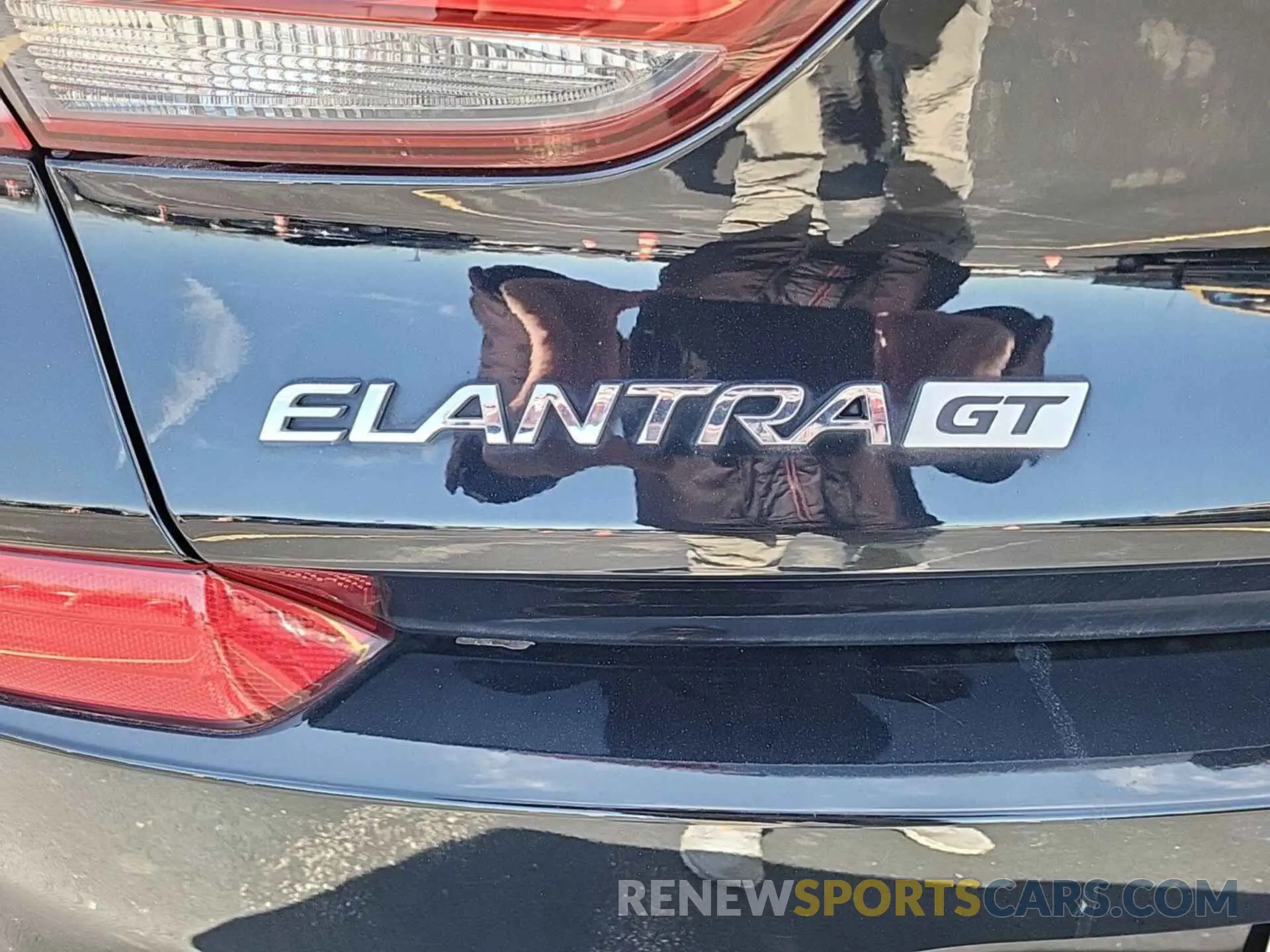 8 Photograph of a damaged car KMHH35LE9KU104055 HYUNDAI ELANTRA GT 2019